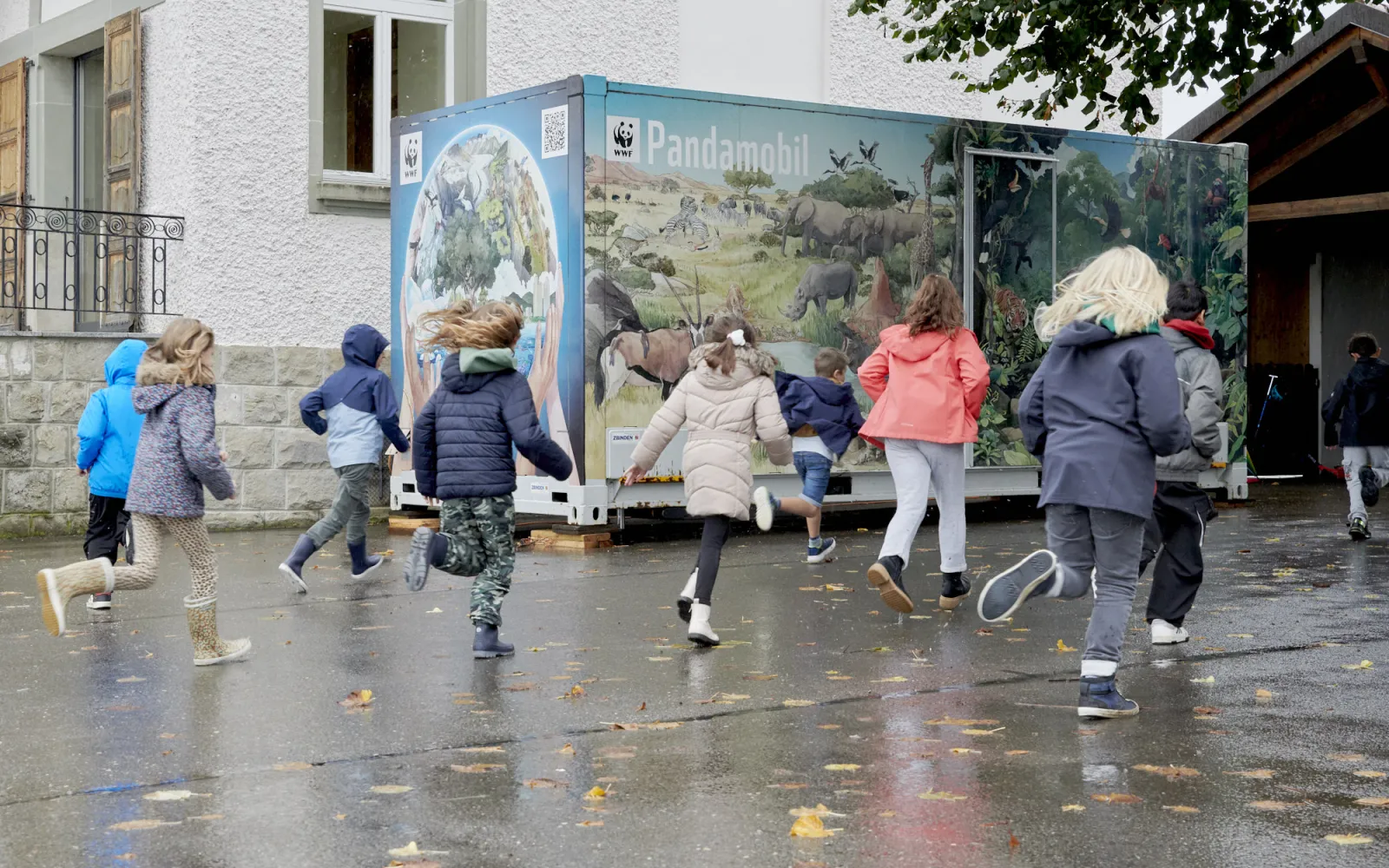 Kinder rennen zum Pandamobil-Container