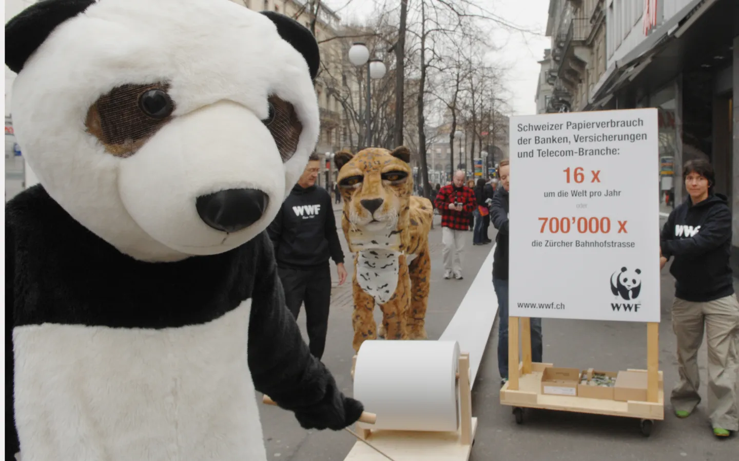 WWF-Aktion zum Papierverbrauch in Zürich
