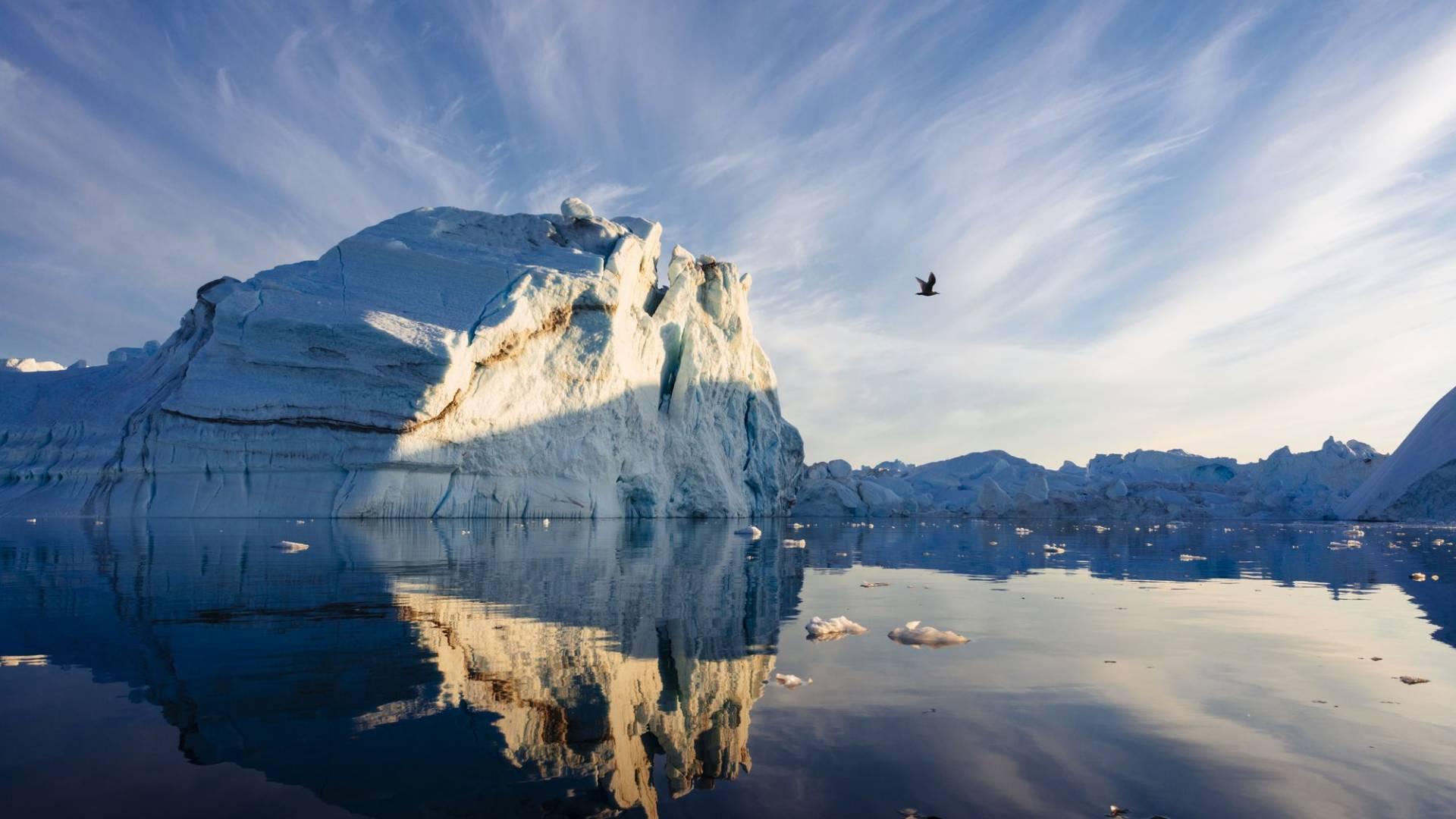 Eisberg im Meer in Grönland