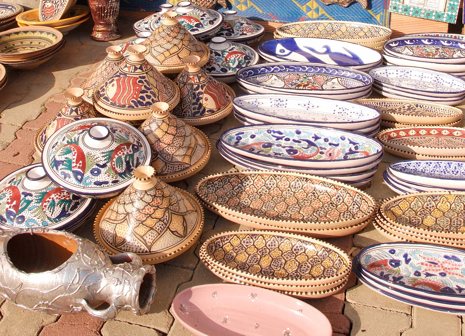 Keramik und Holzschalen an einem Marktstand in Tabarka, Tunesien.