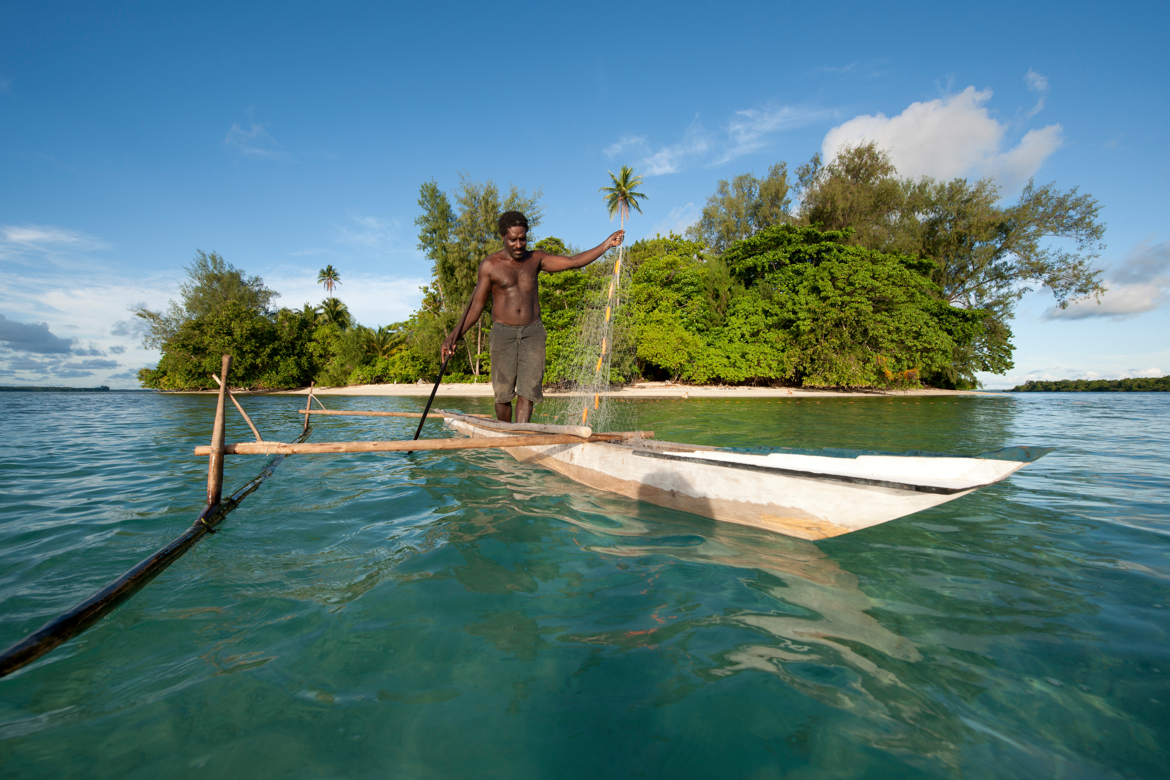Papouasie-Nouvelle-Guinée insulaires pagayer leur pirogue pour aller pêcher avec un filet maillant
