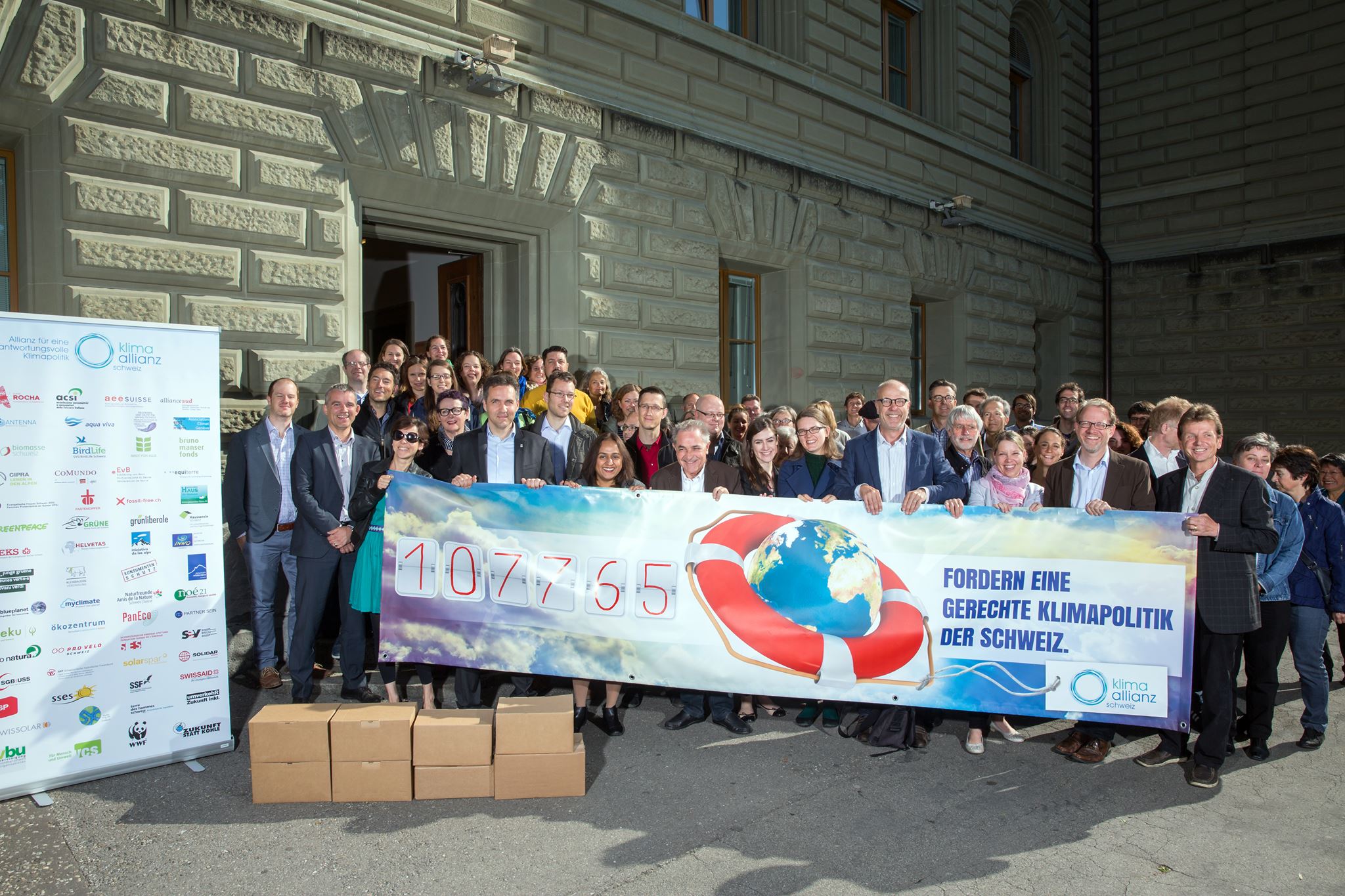 Die Klimaallianz, zu der auch der WWF gehört, überreicht in Bern eine Petition.