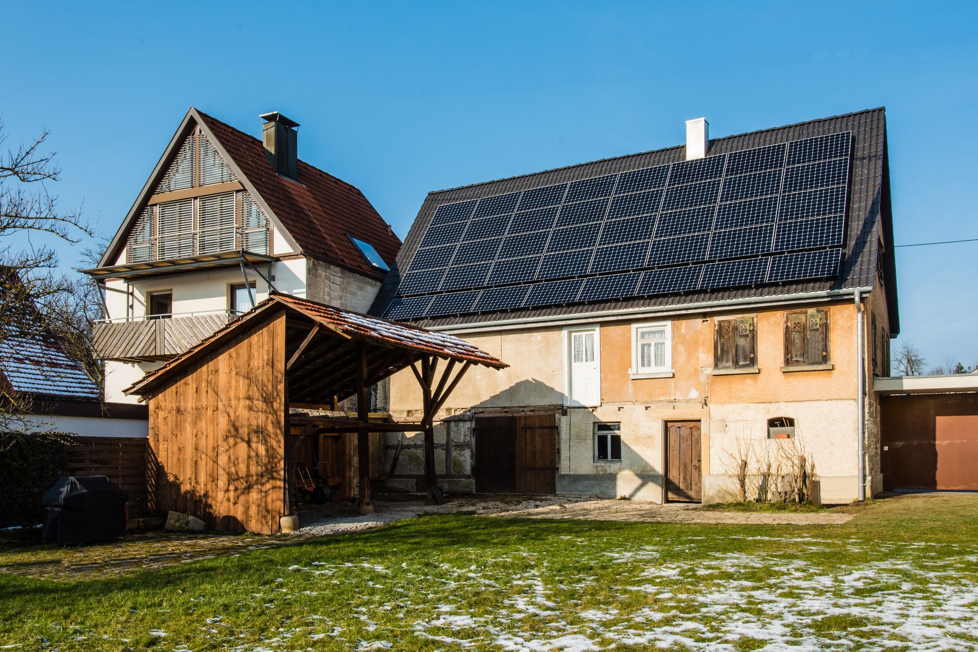 Casale con i pannelli solari sul tetto