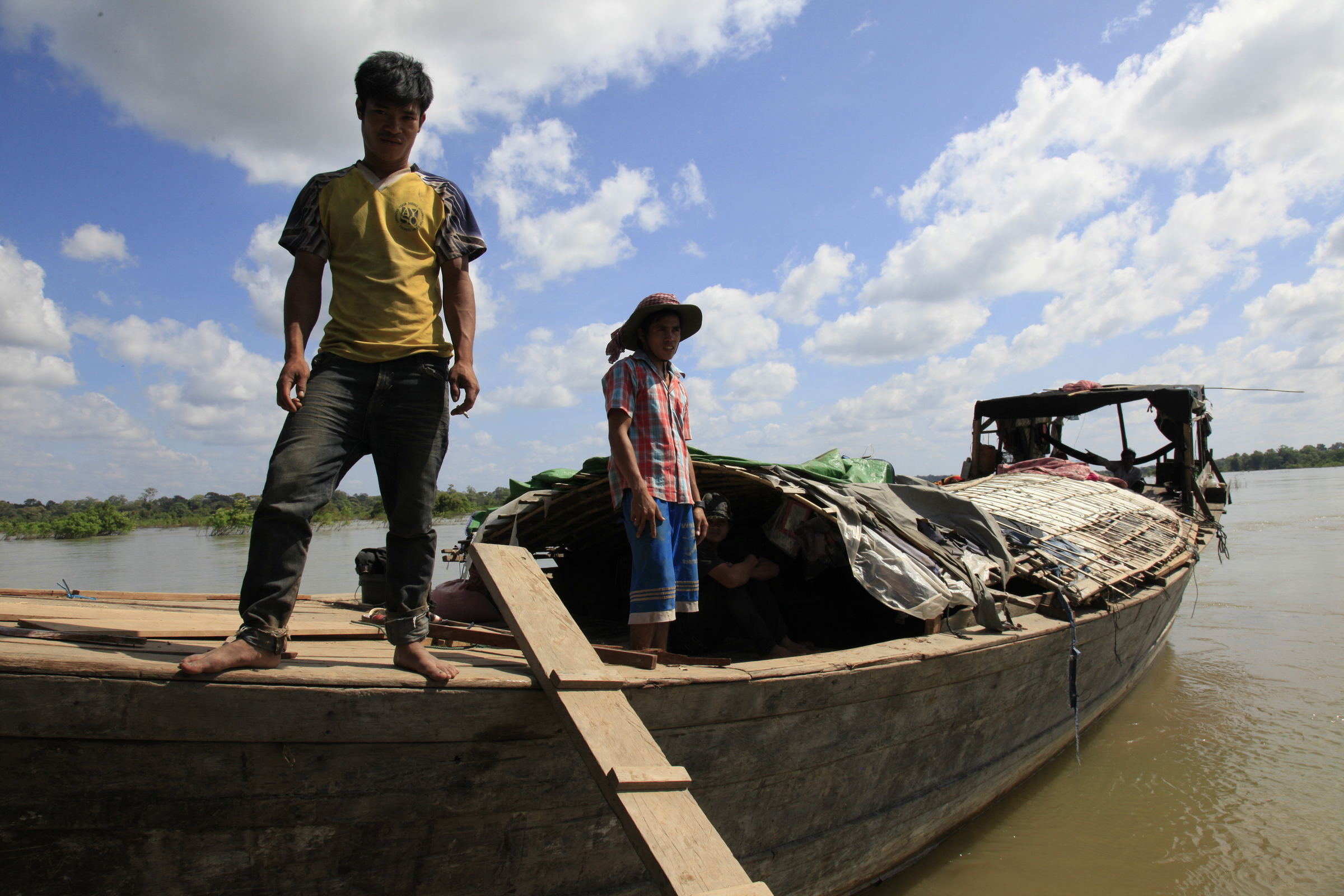 Zwei Fischer in ihrem Boot auf dem Mekong