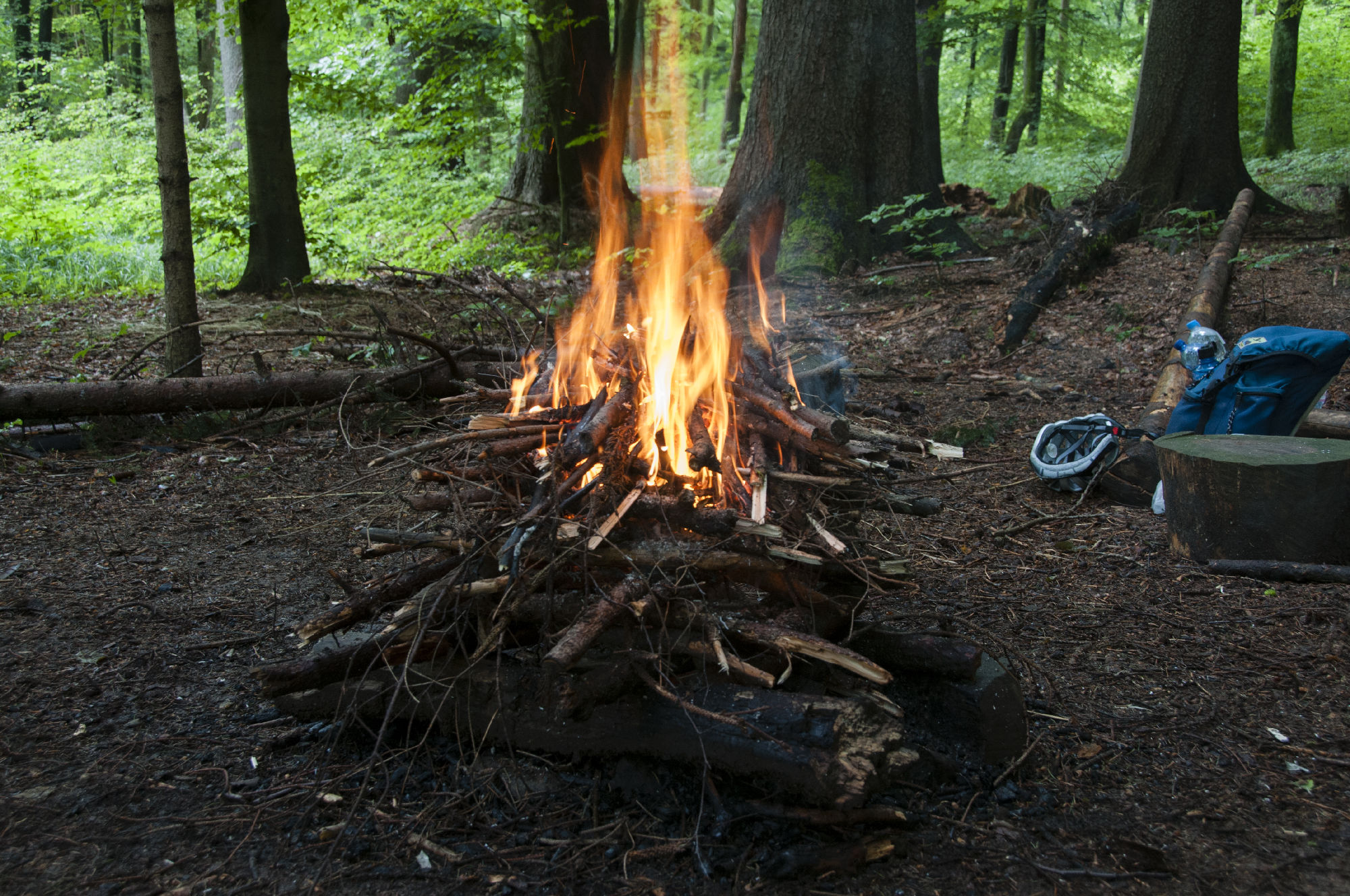 Feuer machen bei Regen: Gitterfeuer