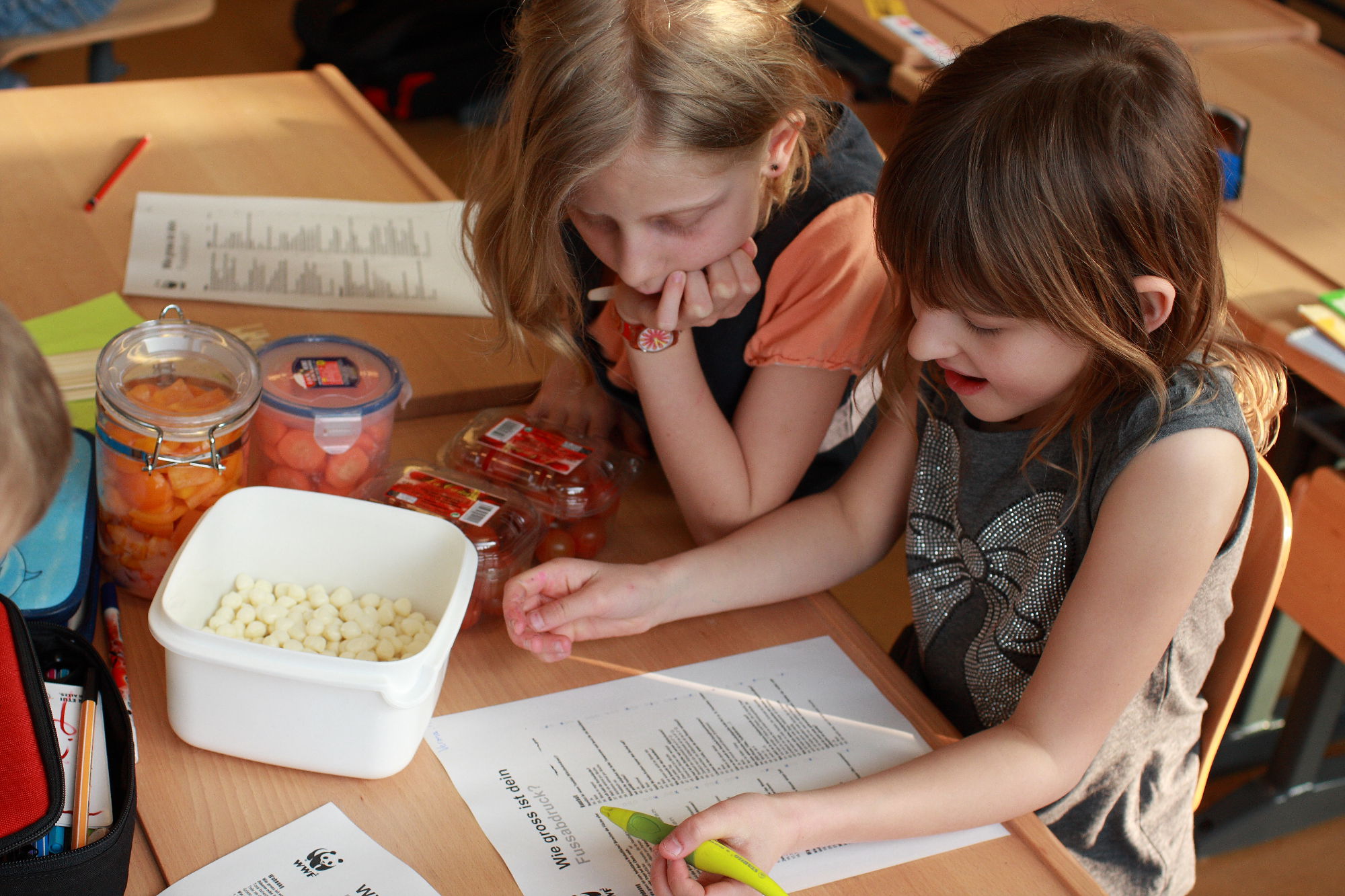 Kinder lösen Schulaufgaben