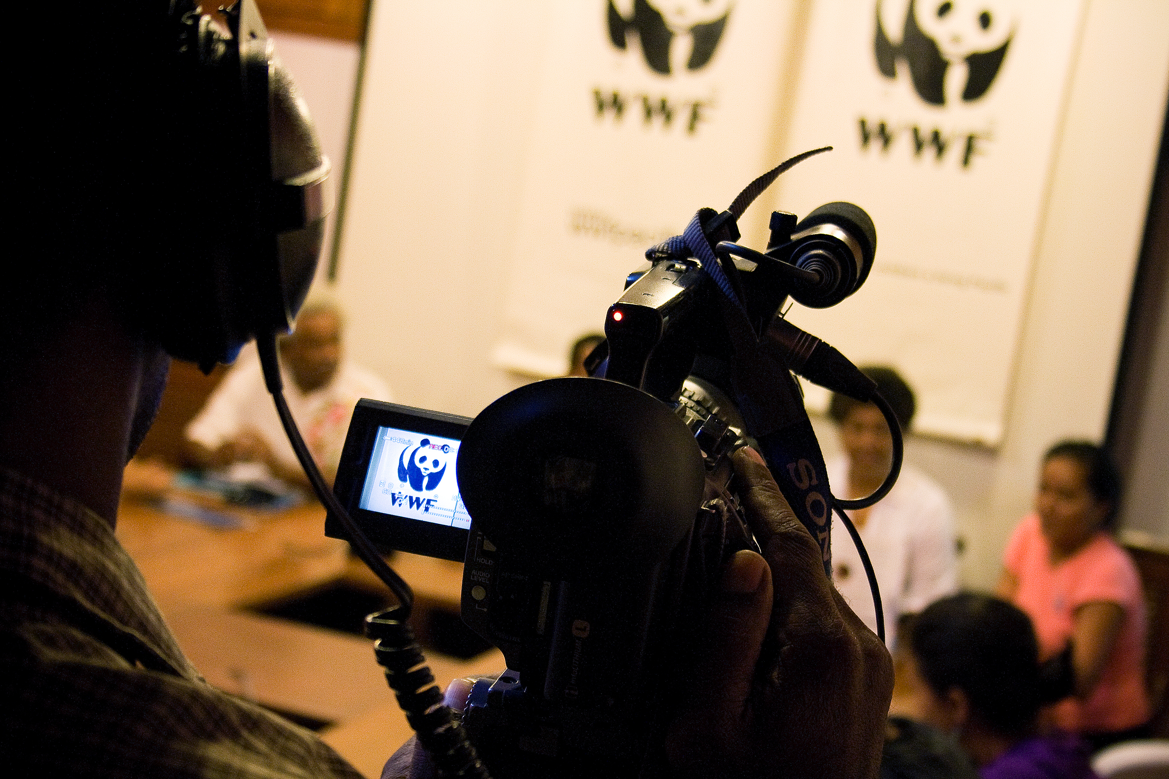 Eine Kamera filmt die Medienkonferenz des WWF, Fiji