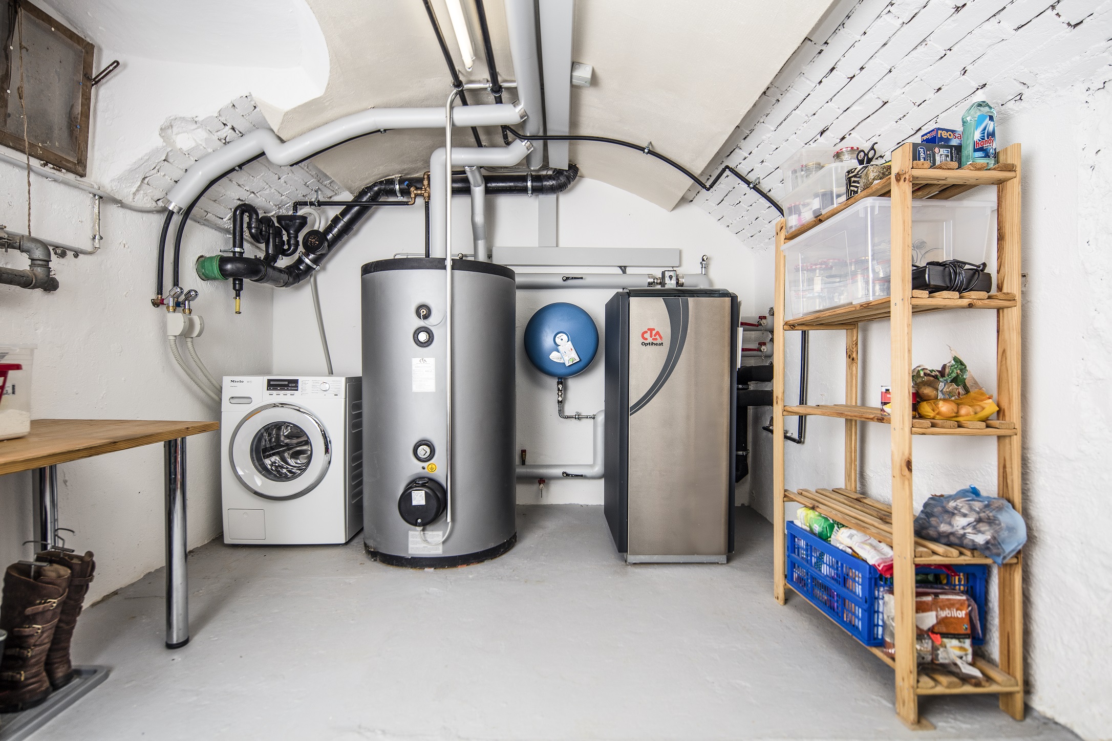 Wärmepumpe im Keller eines Einfamilienhauses