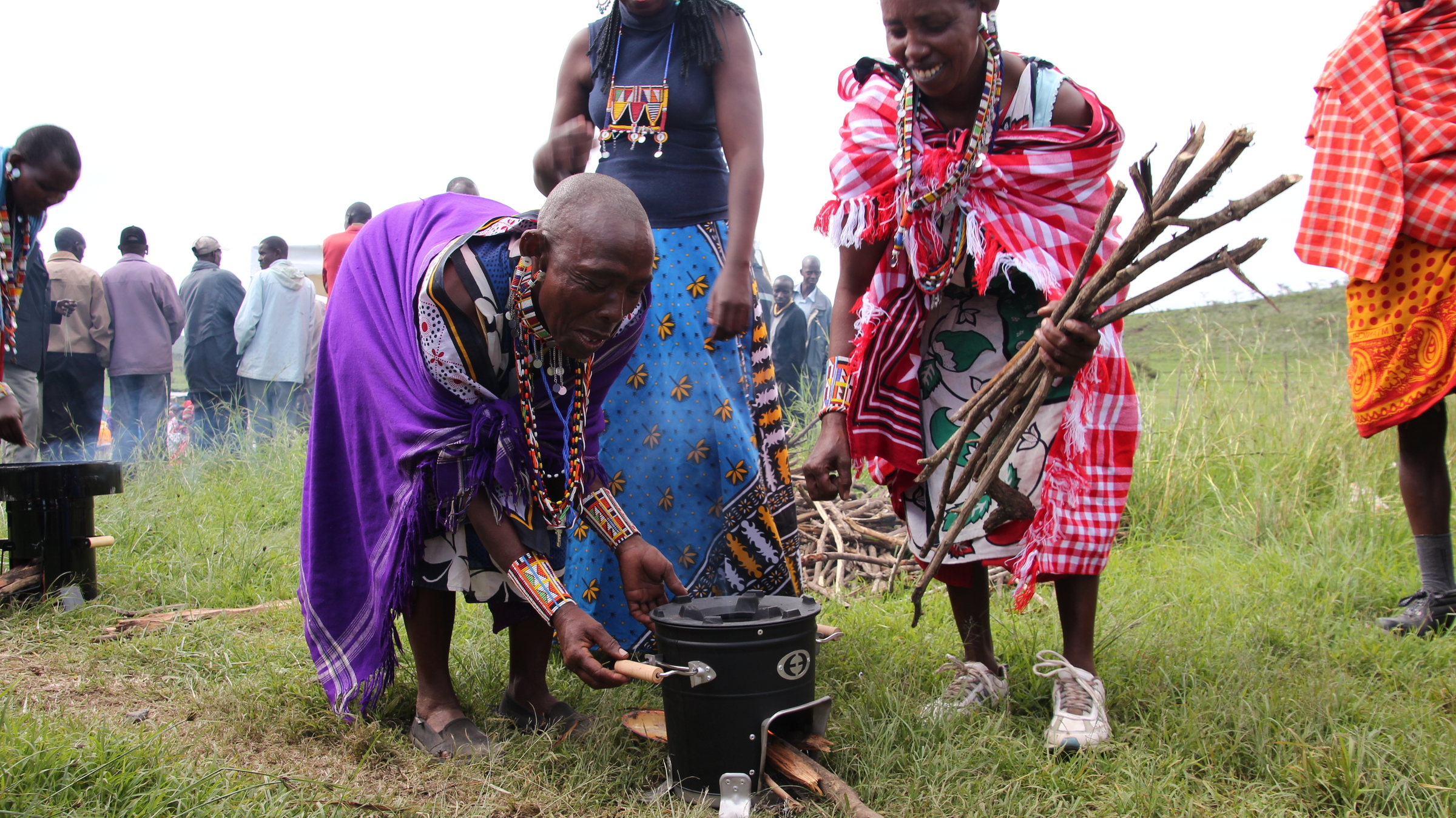 Kenias Einwohner testen den Holzofen,  Naivasha in Kenia