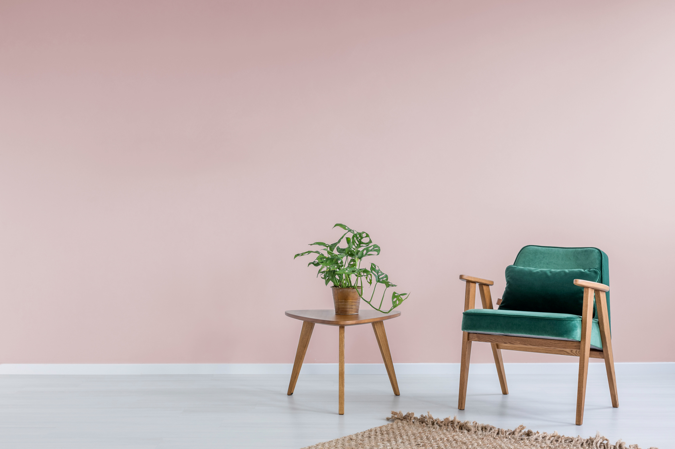 Minimalistische Einrichtung, pinker Raum und grüner Stuhl