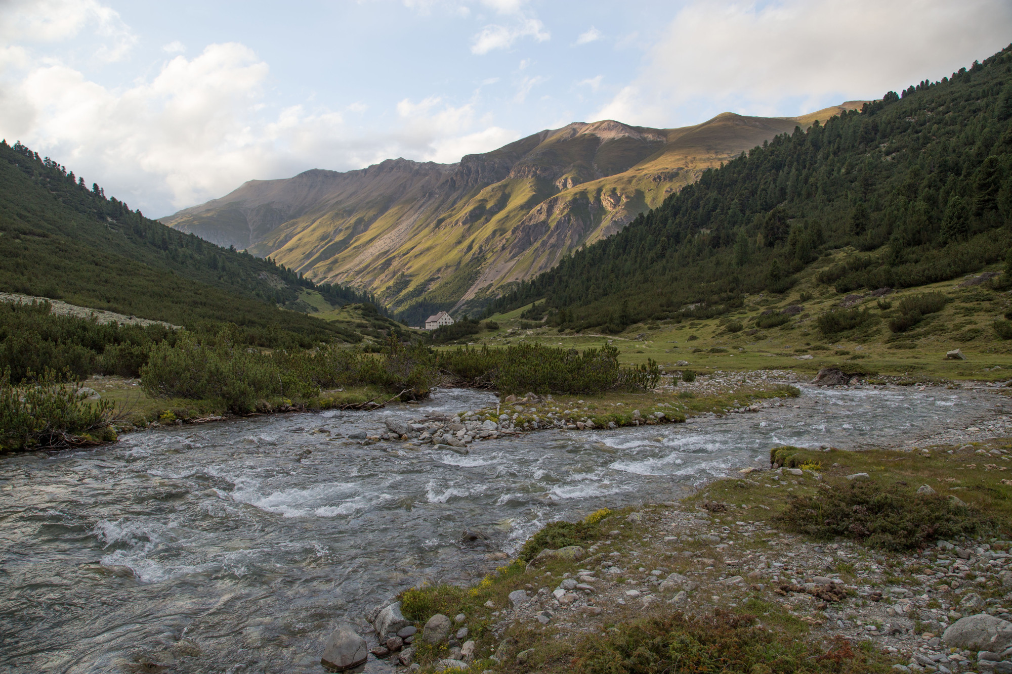 Schweizer Fluss Chamuera