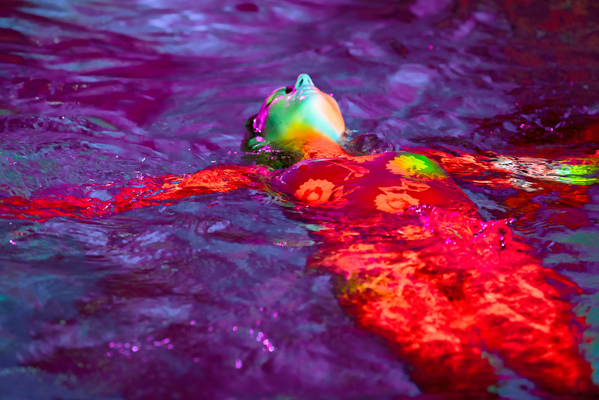 Frau im bunten Wasser