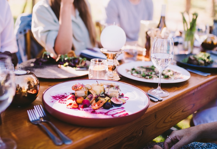 Leute essen gemeinsam an einem Tisch