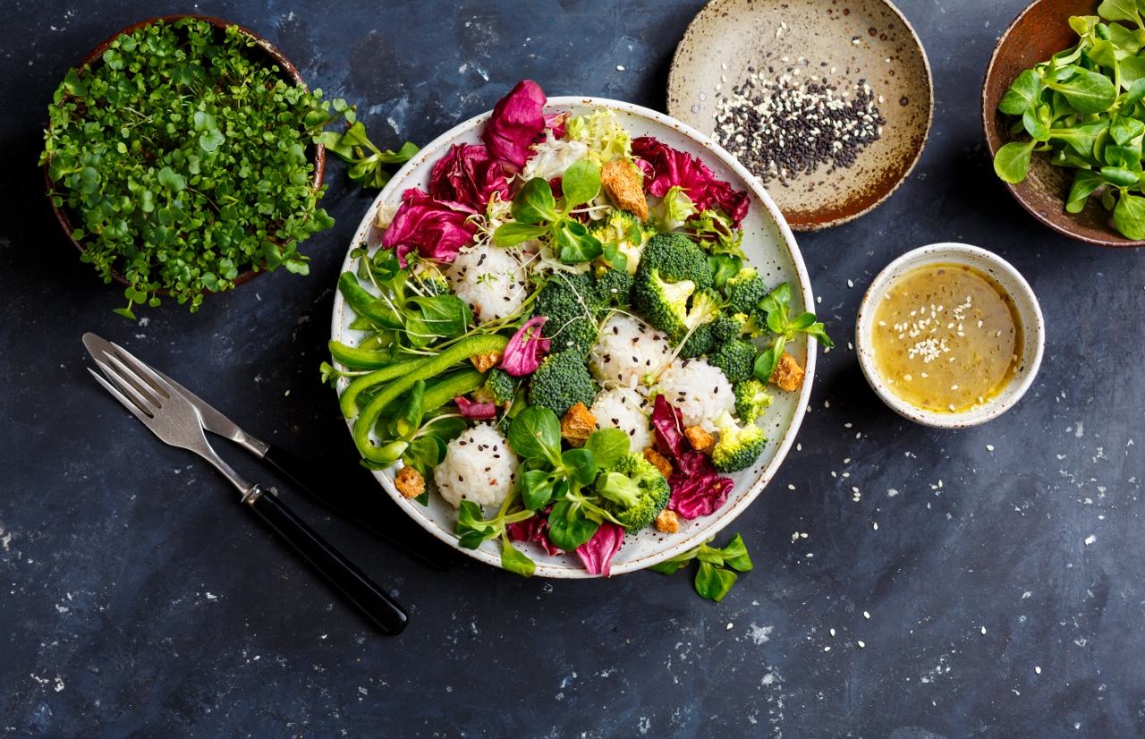Vegetarischer Salat mit Reis und Broccoli