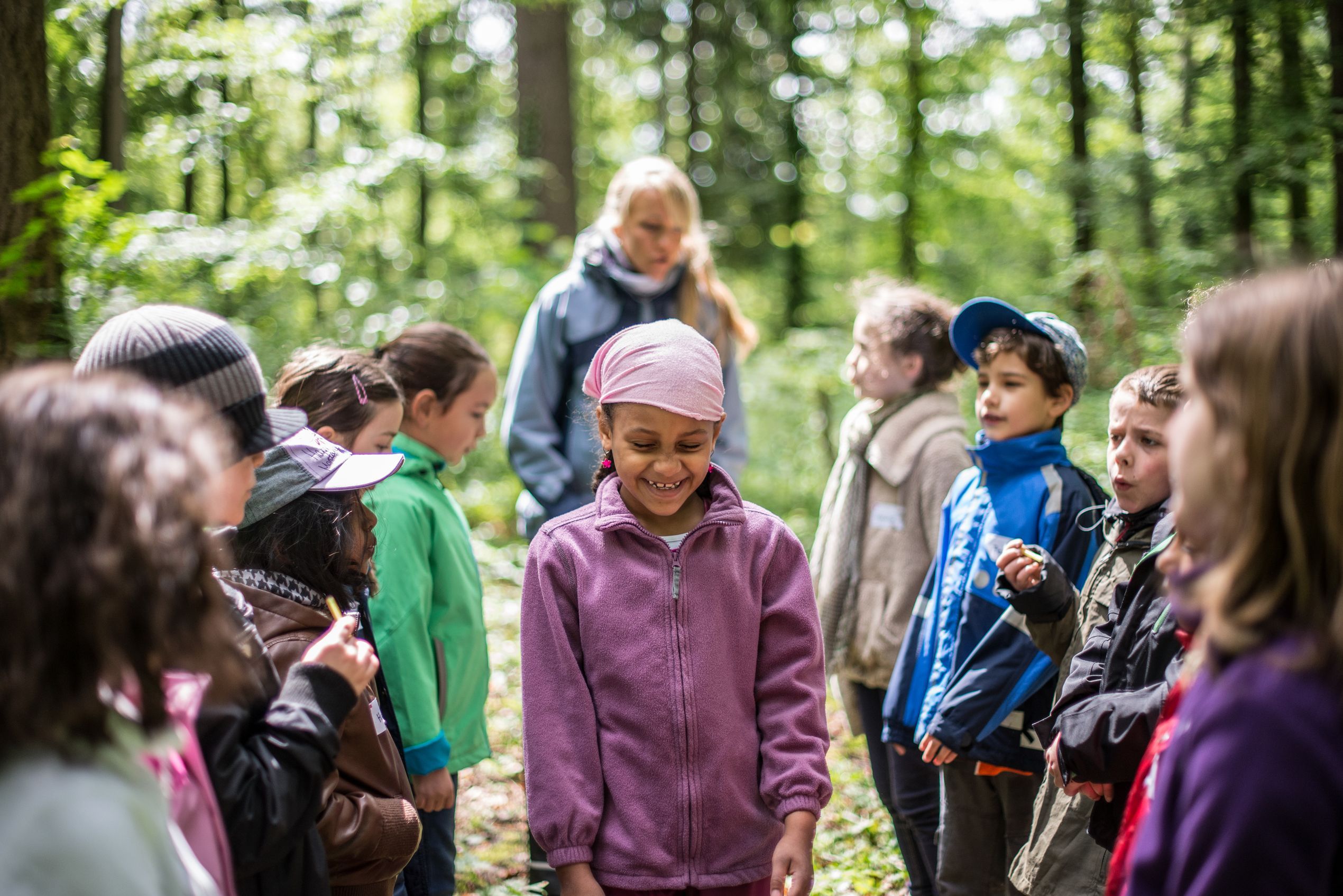 Schulkinder im Wald unterrichten