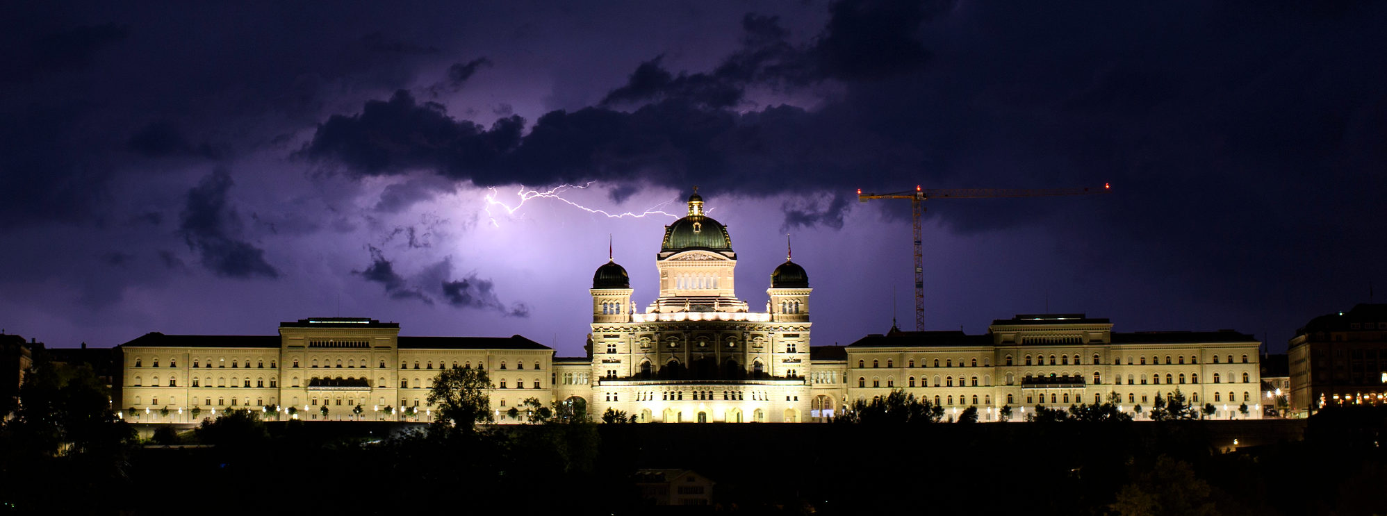 Bundehaus mit Blitz