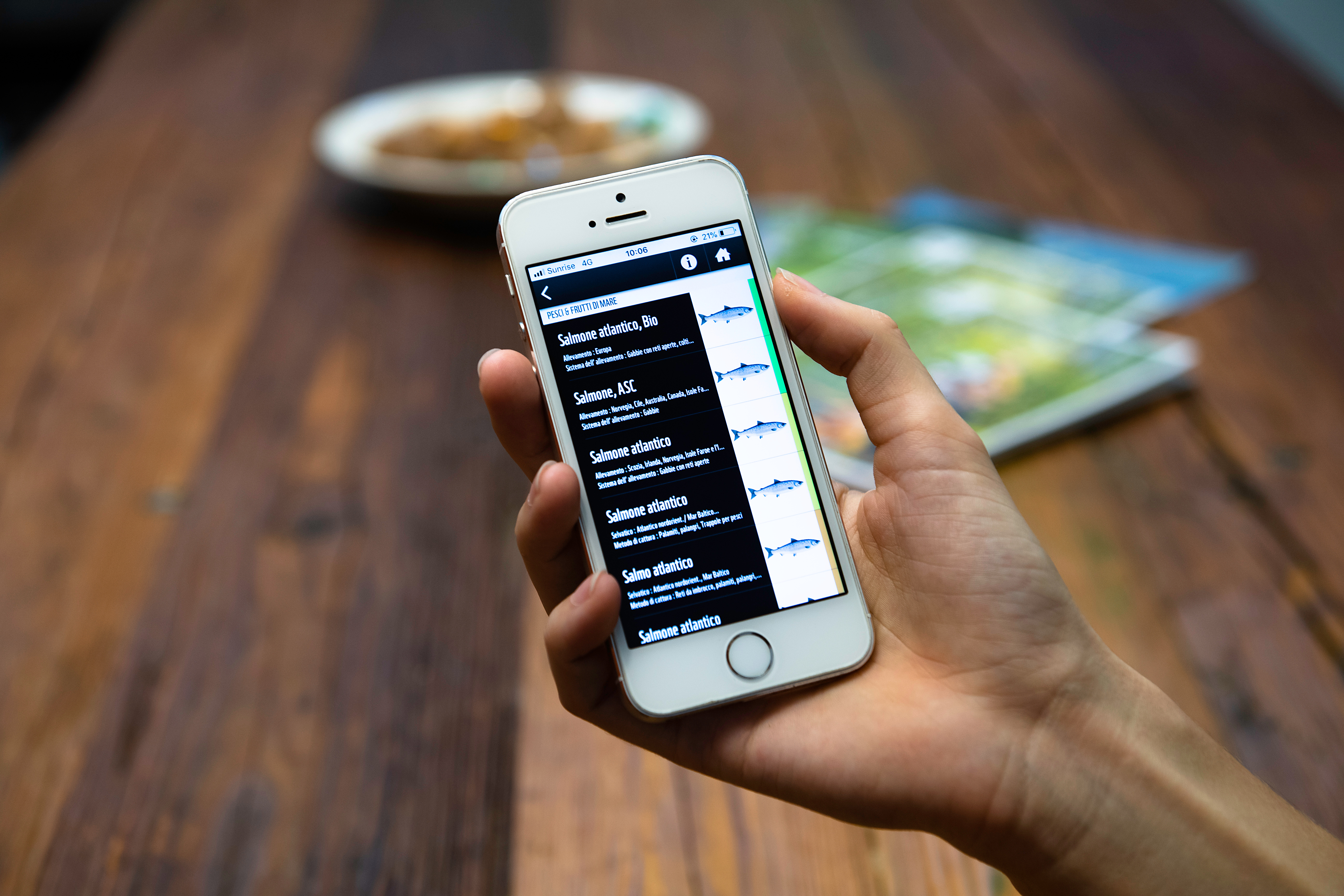 Persona in possesso di smartphone con il WWF aperto guida app