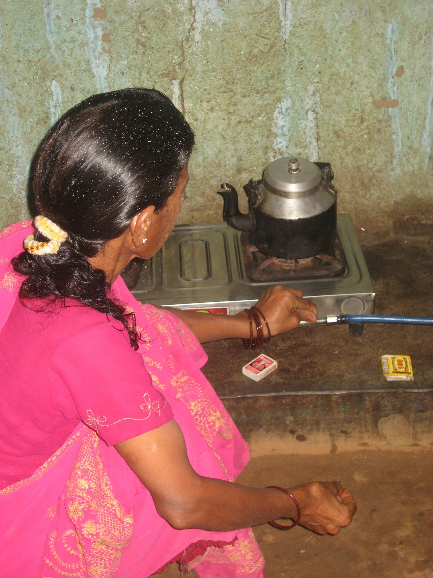 Khasta Devi mit einem Biogas-Kochherd