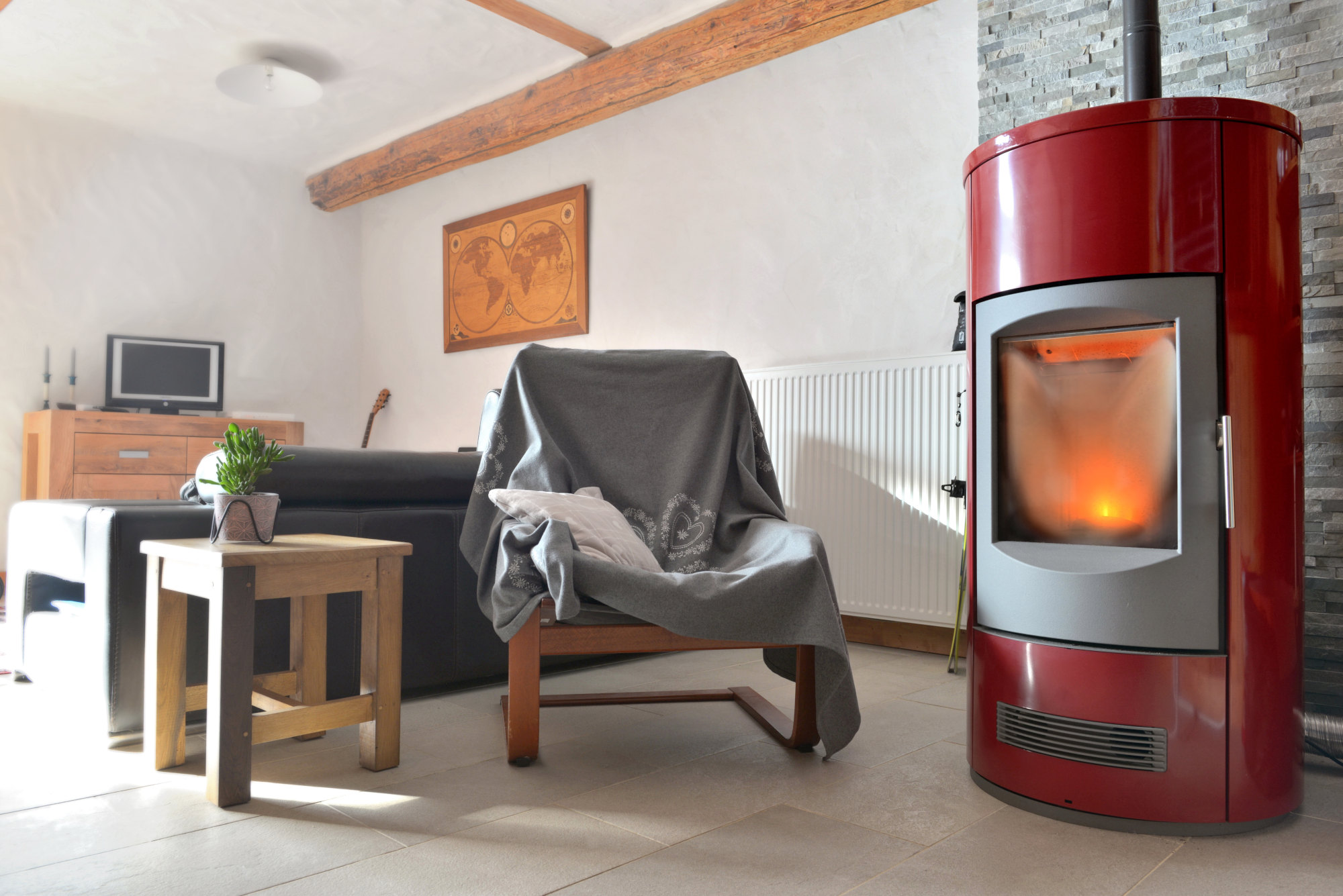 Holzpellet-Ofen im Wohnzimmer