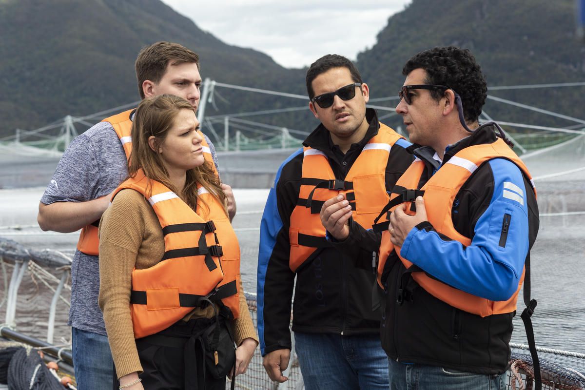 Team in Schwimmwesten auf Boot