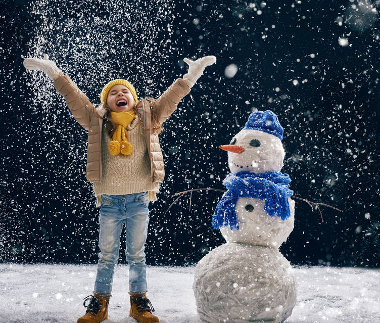 Kind mit Schneemann