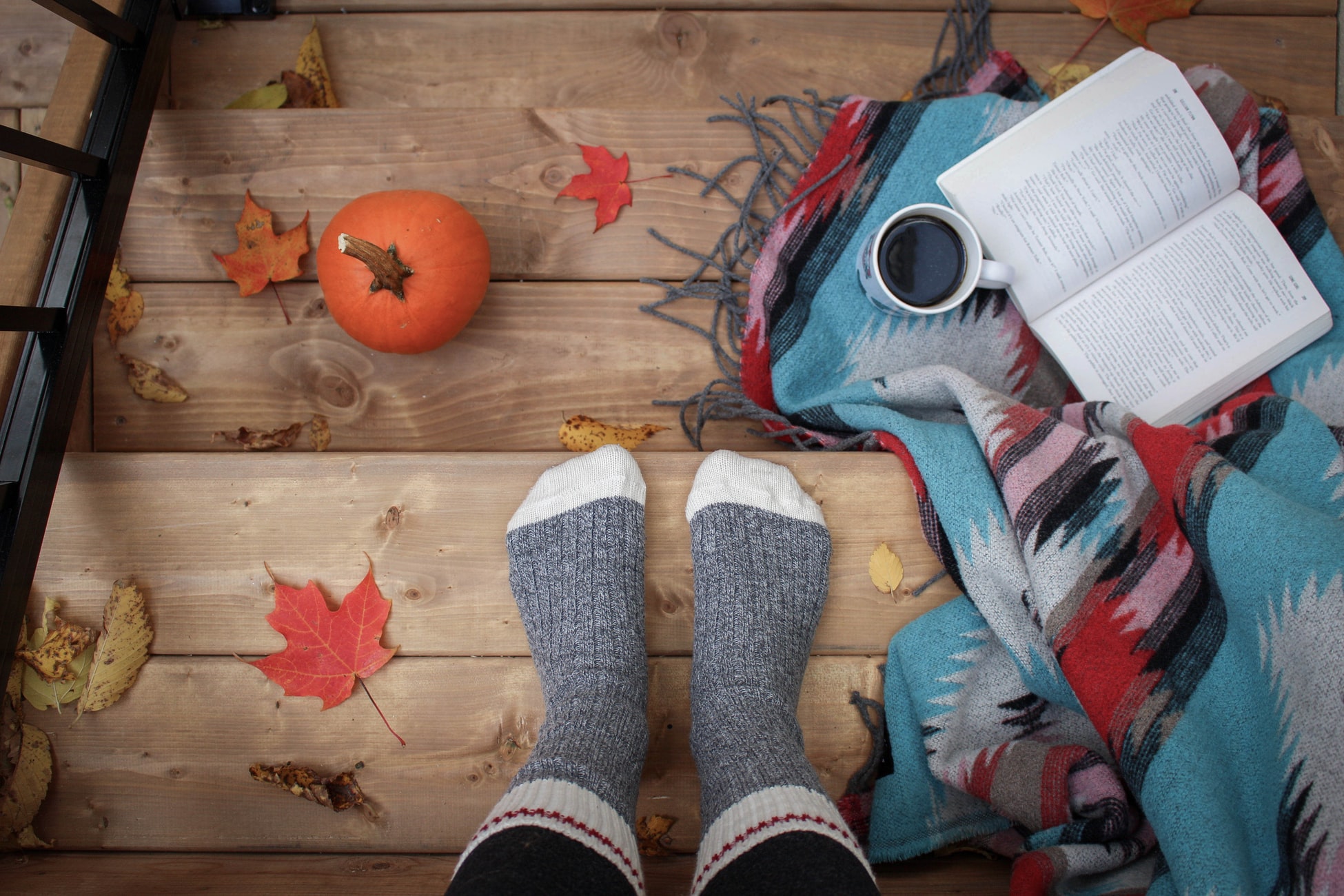 Buch und Kaffee im Herbst
