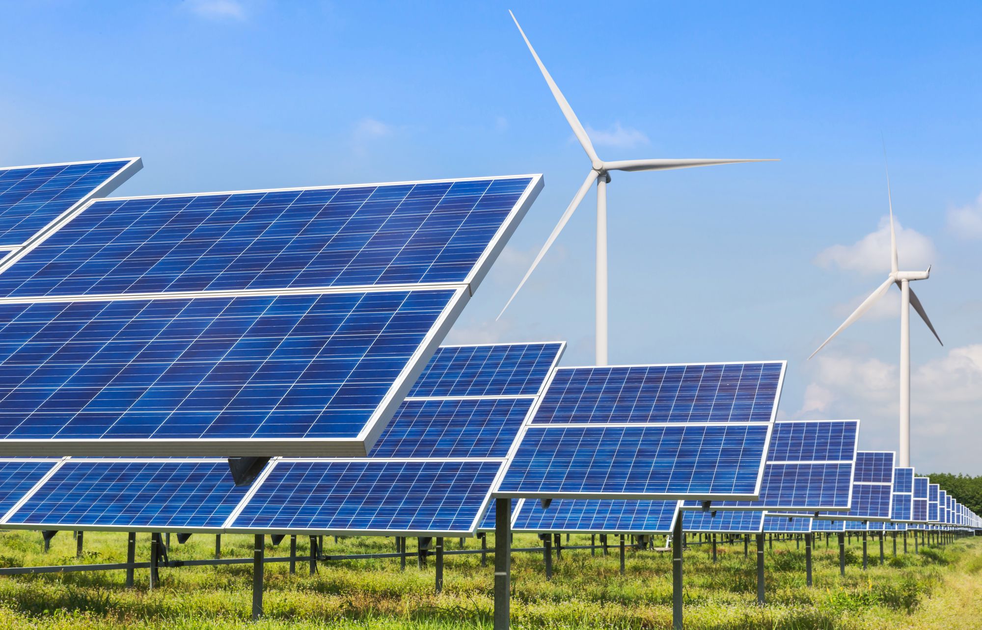 Solarpanels und Windturbinen