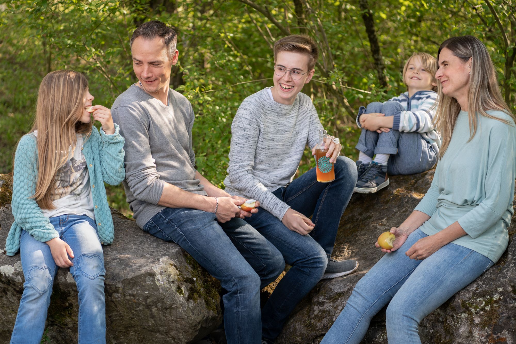Familie an einem Picknick im Wald