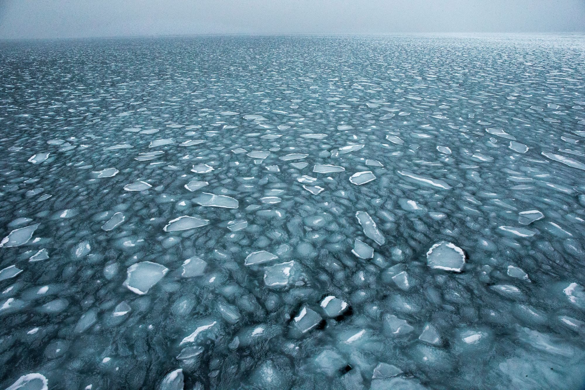 Zerstückelte Eisschicht bei Svalbard