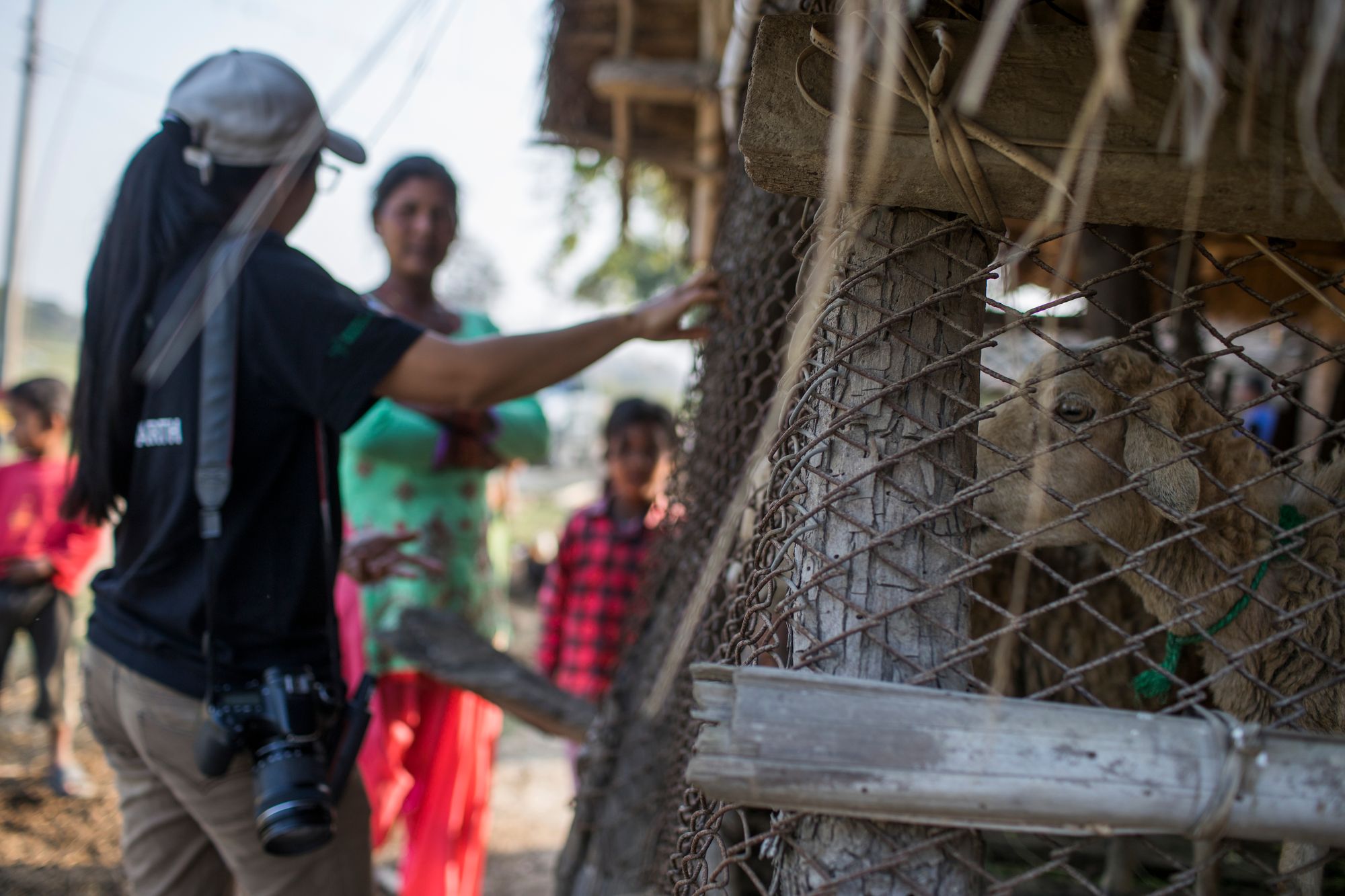 Eine Expertin des WWF Nepal in der Diskussion mit Dorfbewohner:innen