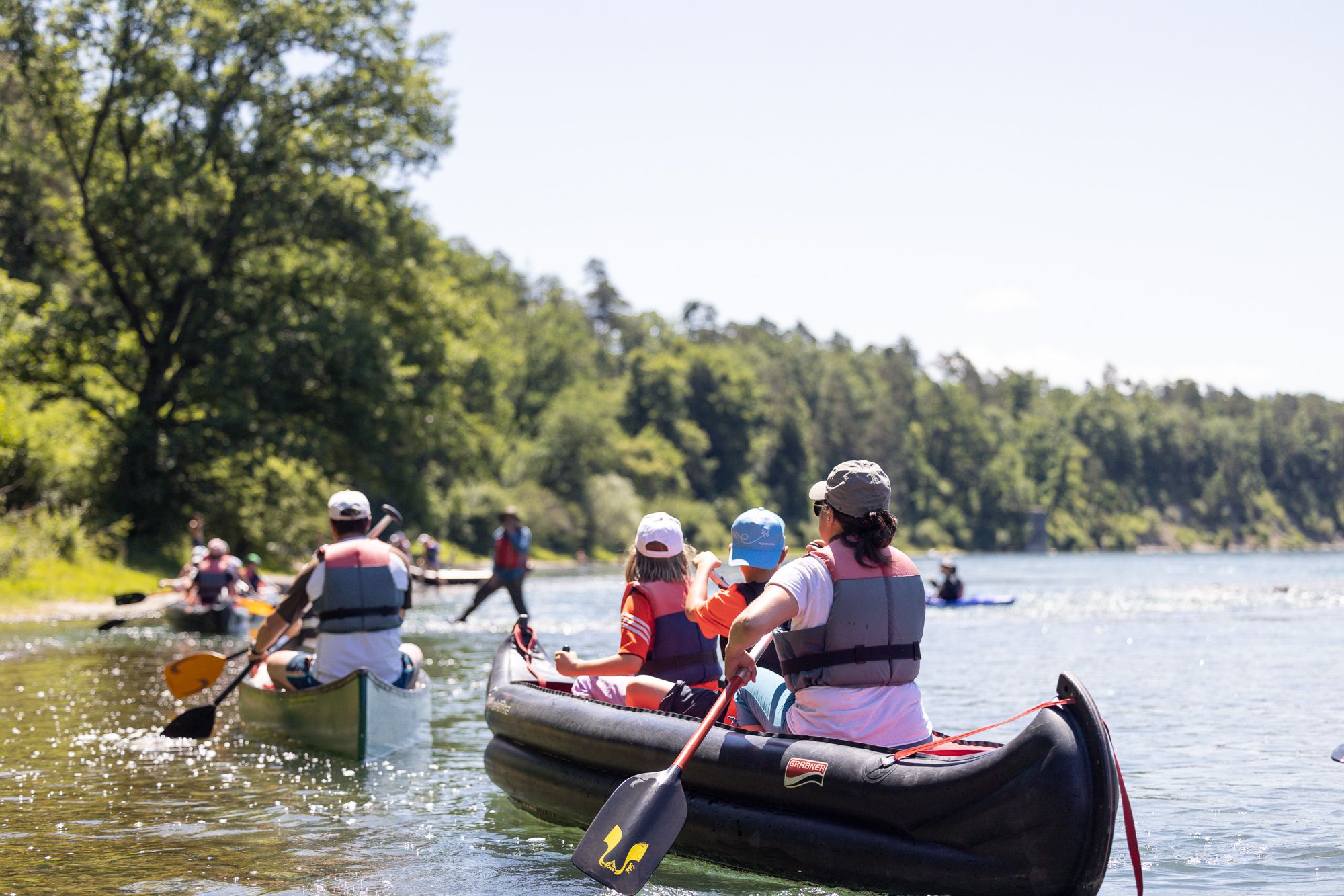 Teilnehmer einer Kanu-Exkursion auf den Spuren des Lachses