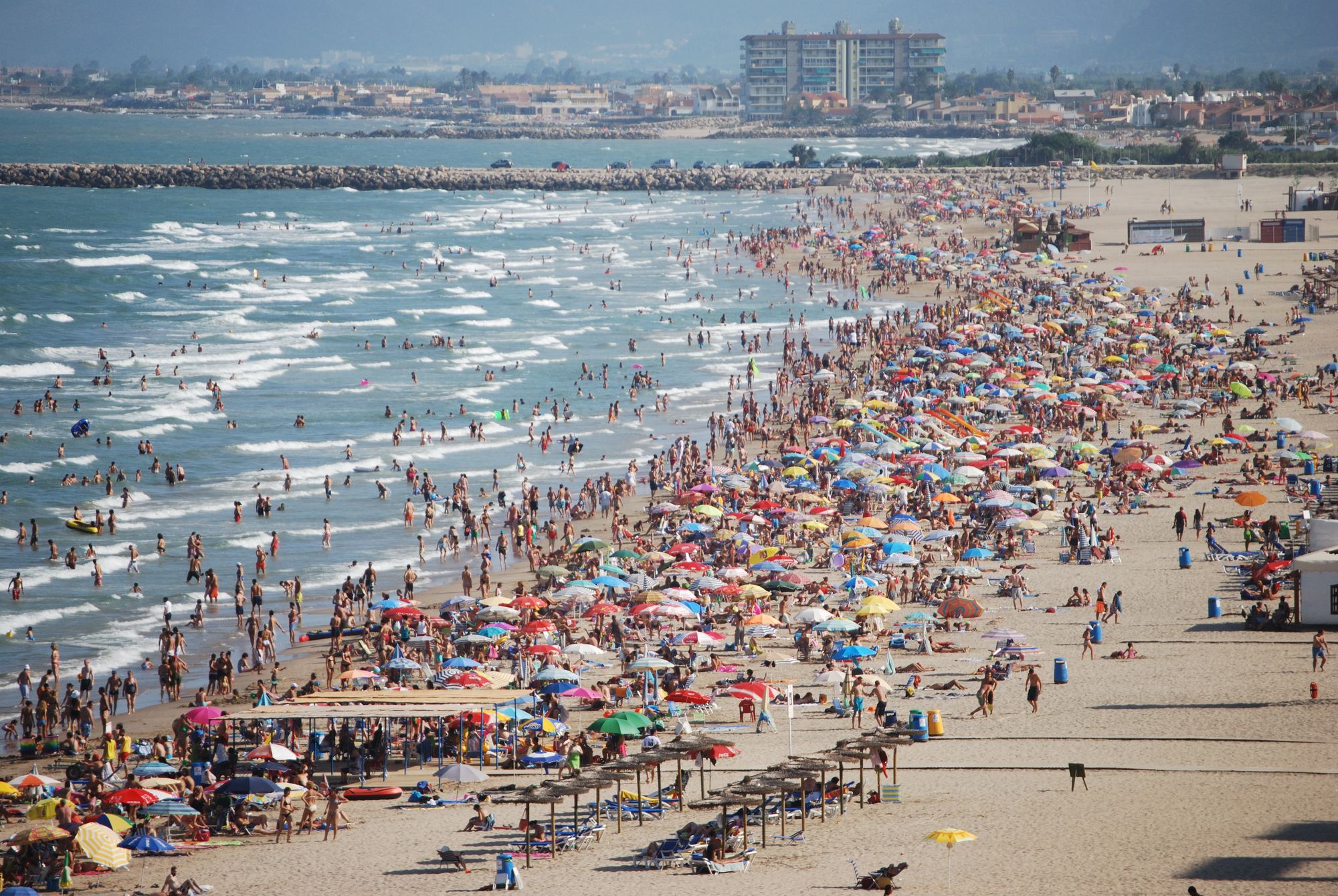 Mit Menschen überfüllter Strand