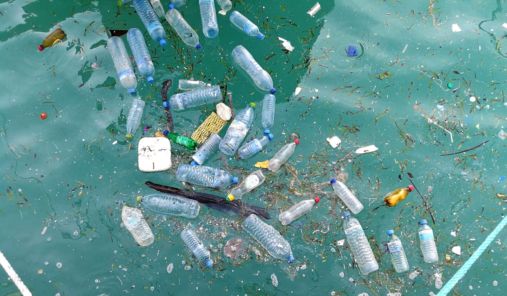 Im Meer schwimmende Plastiflaschen und weiterer Abfall