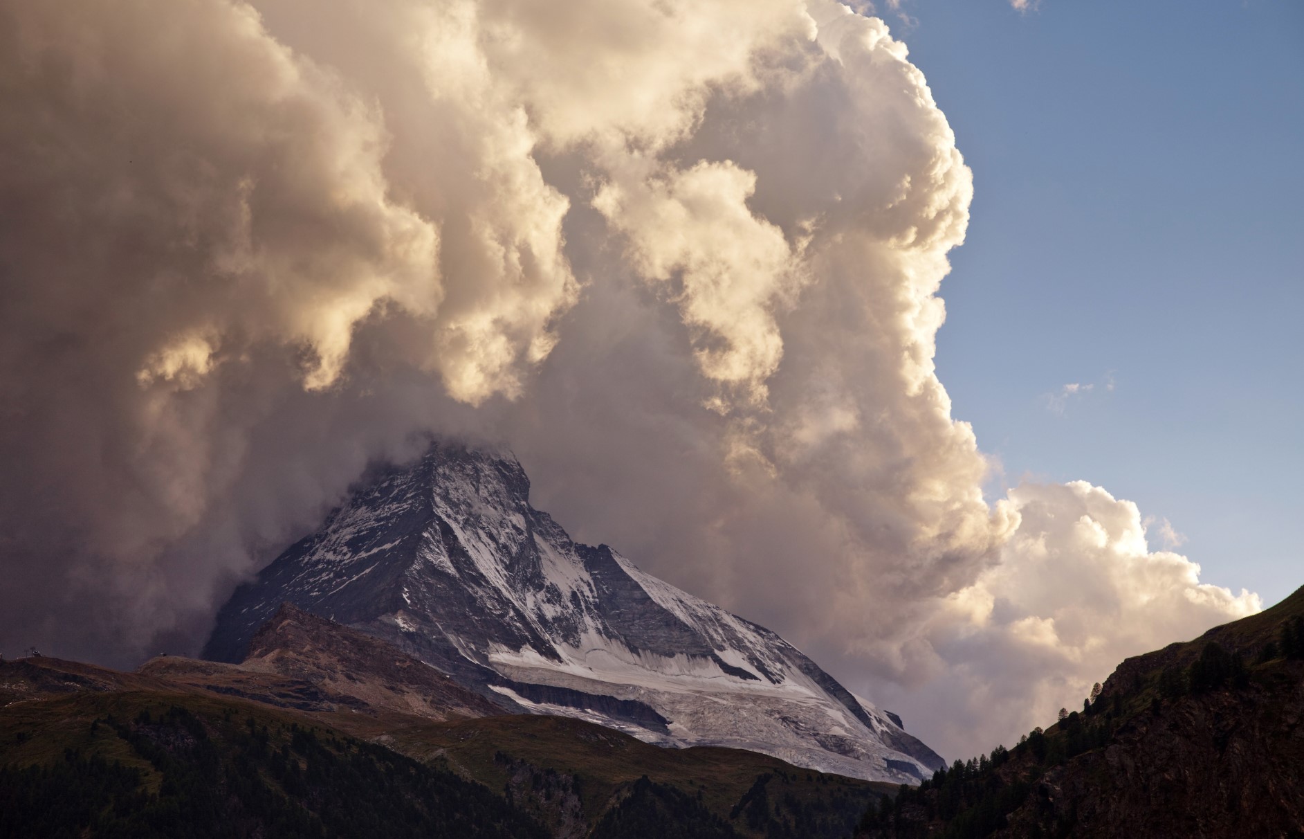 Dramatische Wolken über den Bergen