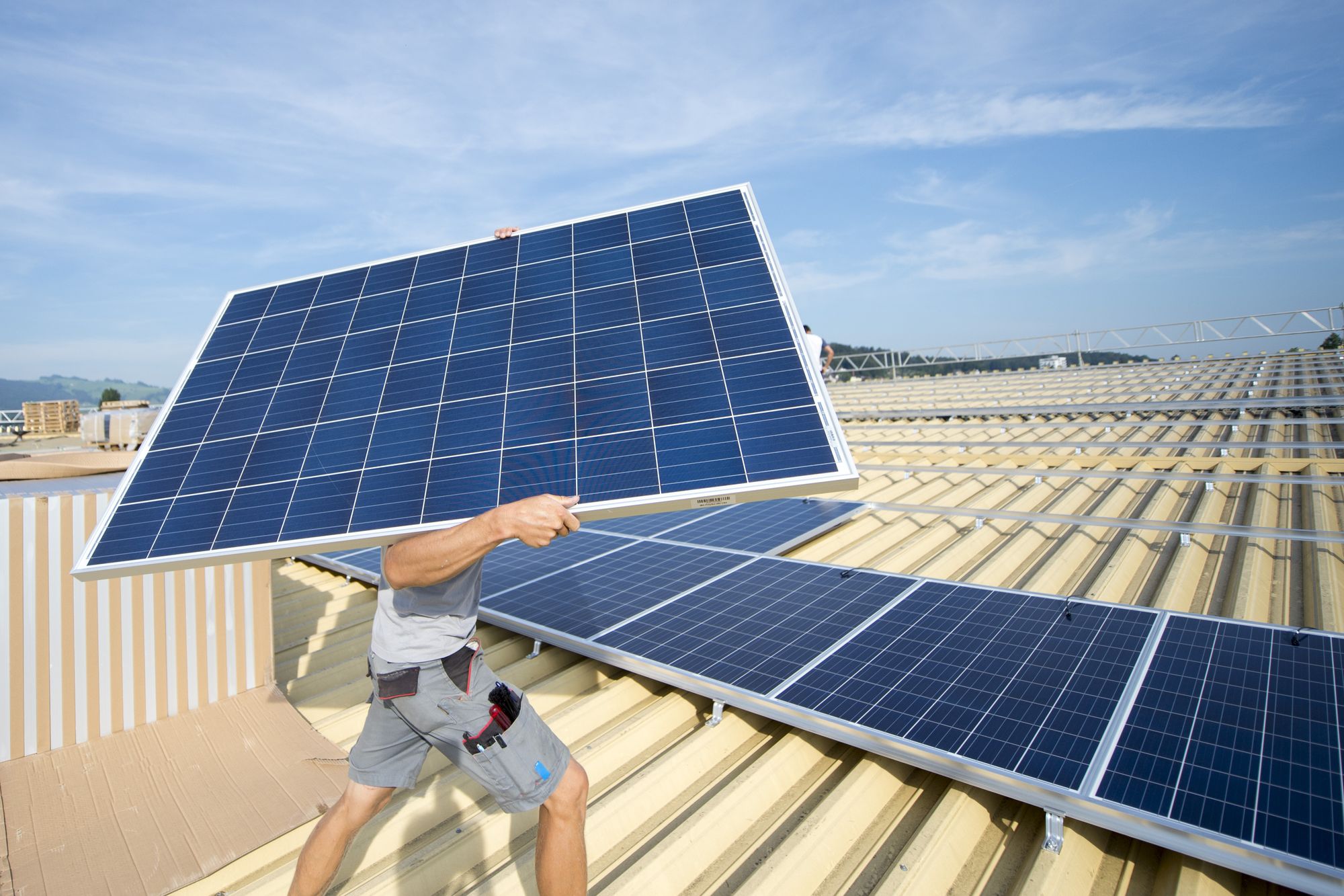 Solarpanelen werden auf Dach installiert