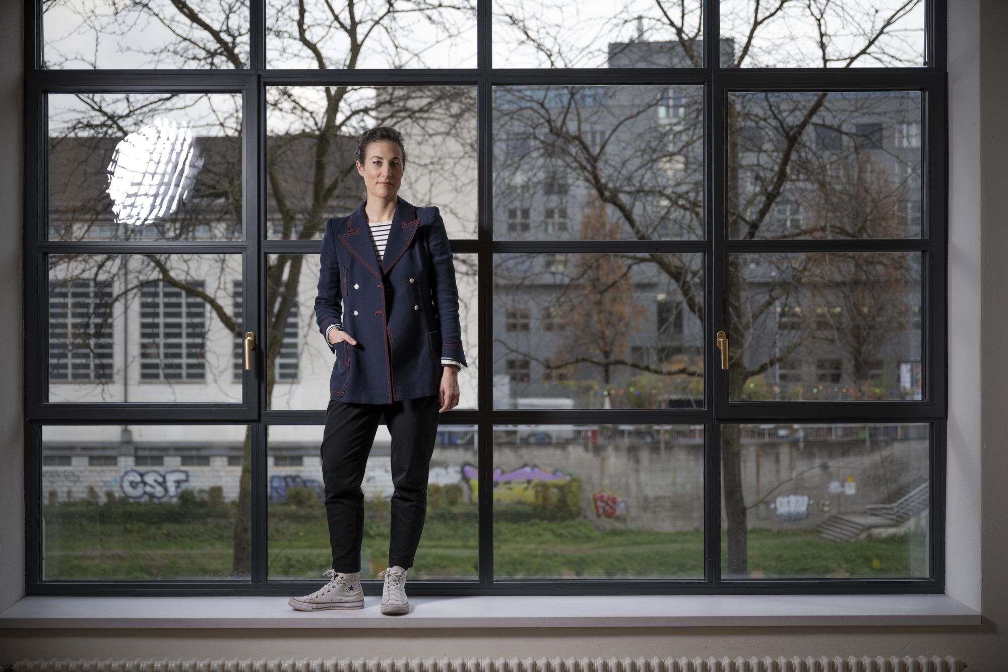 Cloe Jans vor grossem Fenster