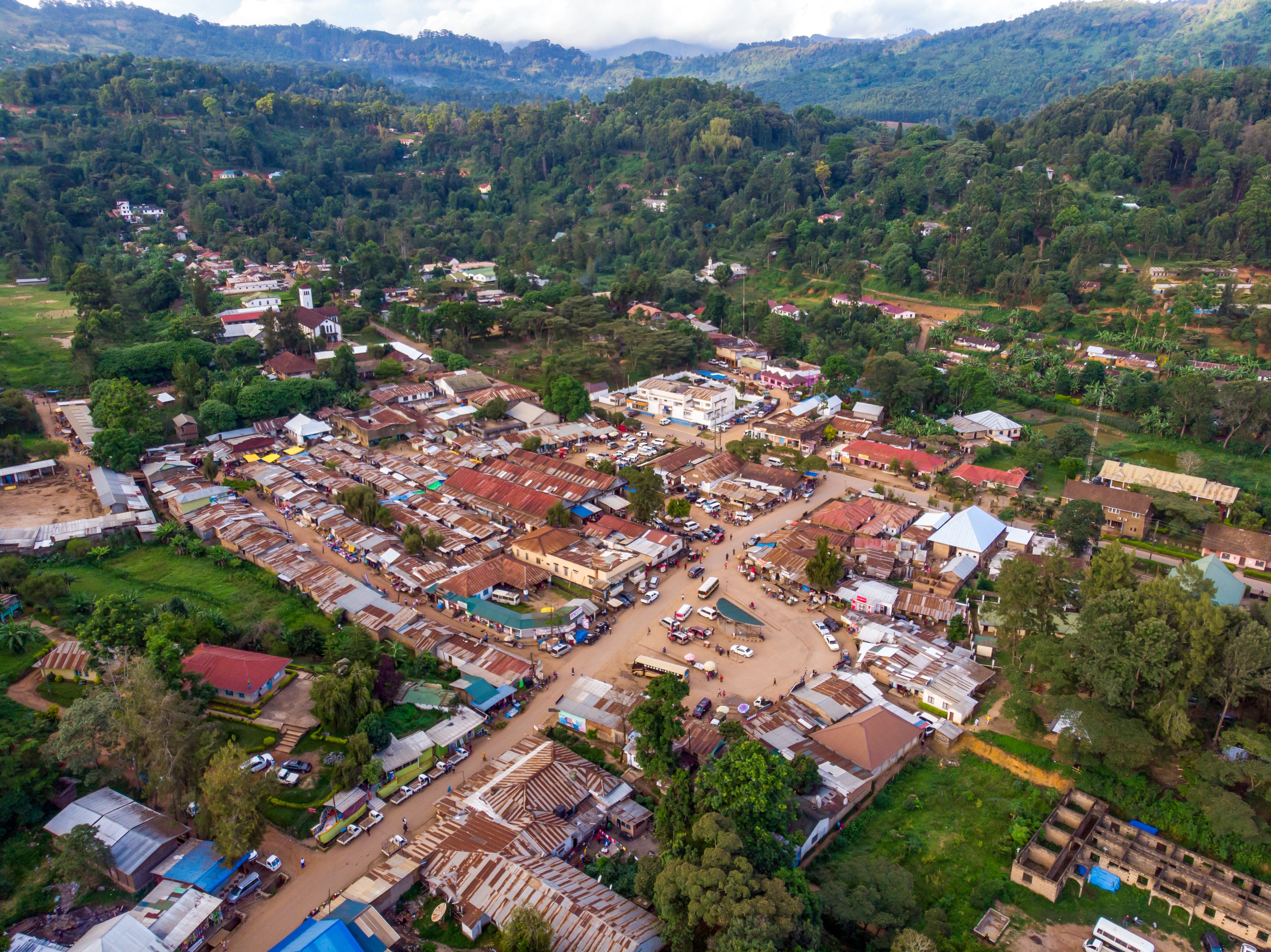 Drohnen Aufnahme vom Dorf Lushoto in Ost-Usambara