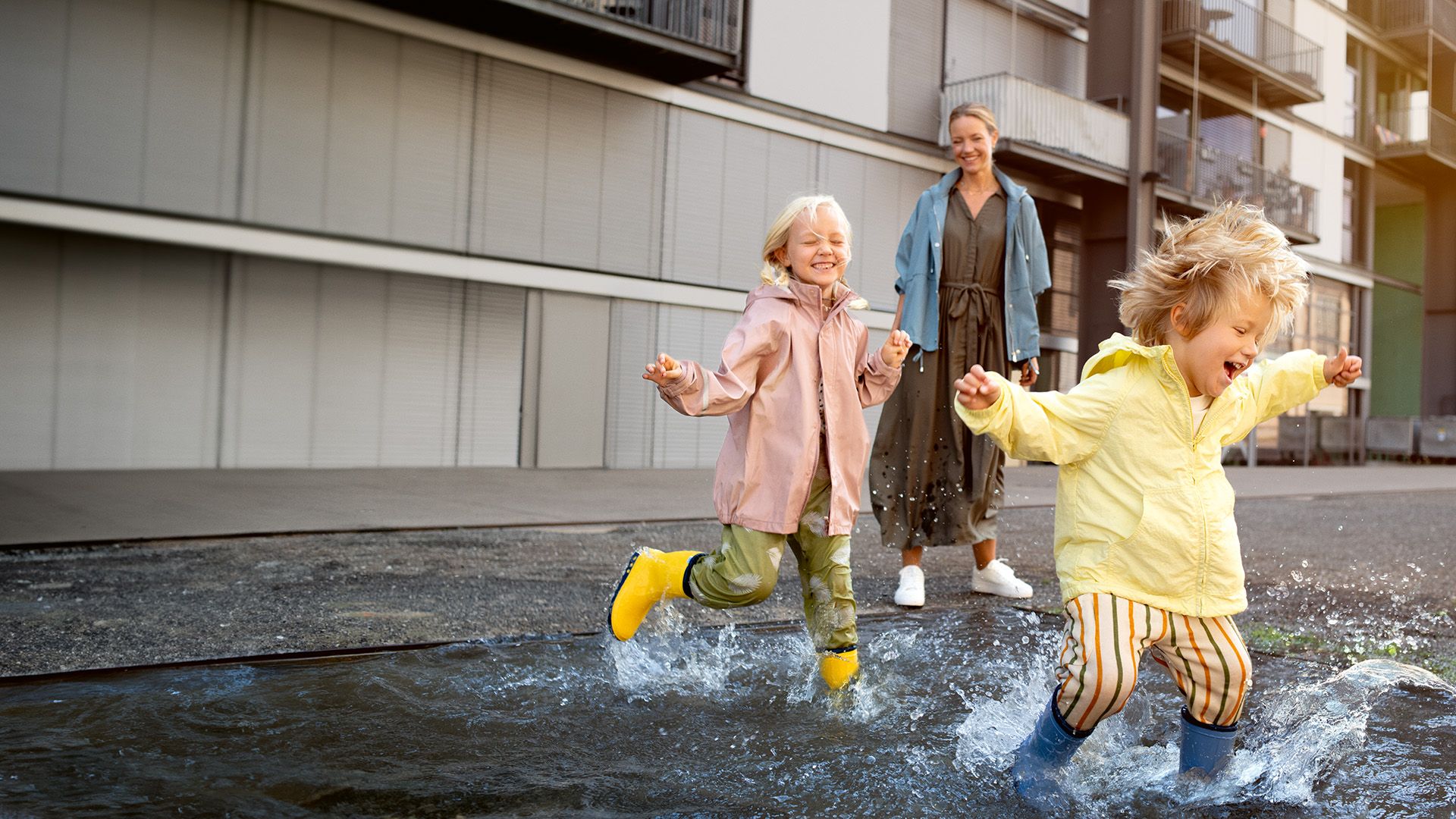Kinder spielen in Pfütze