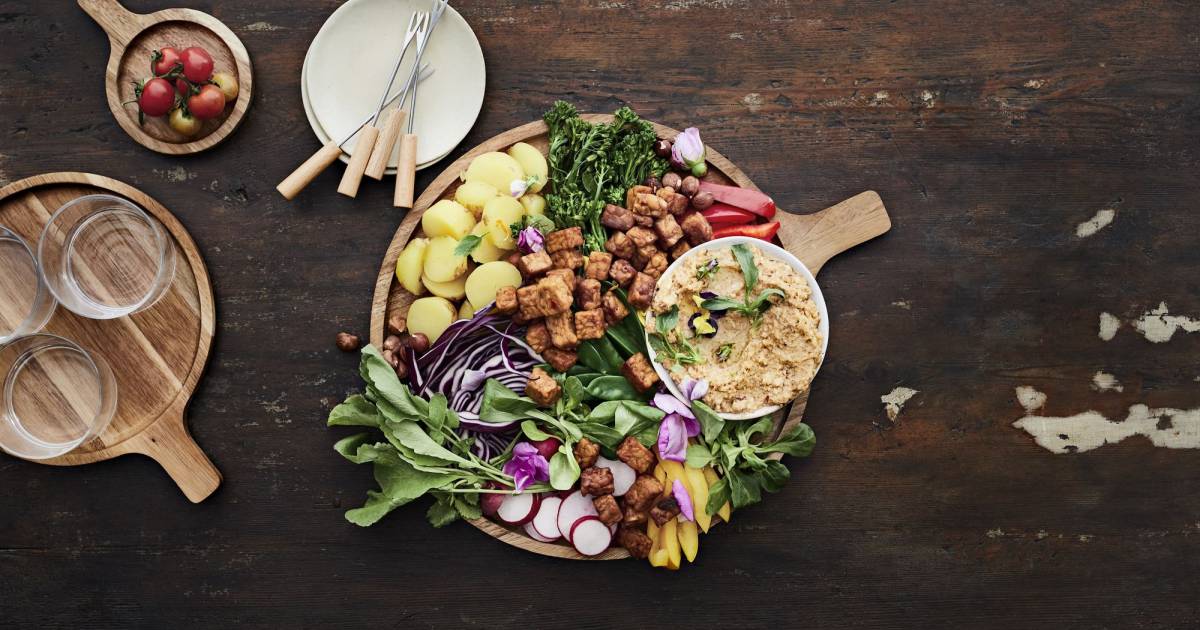 Frisches veganes Gericht auf Holztisch