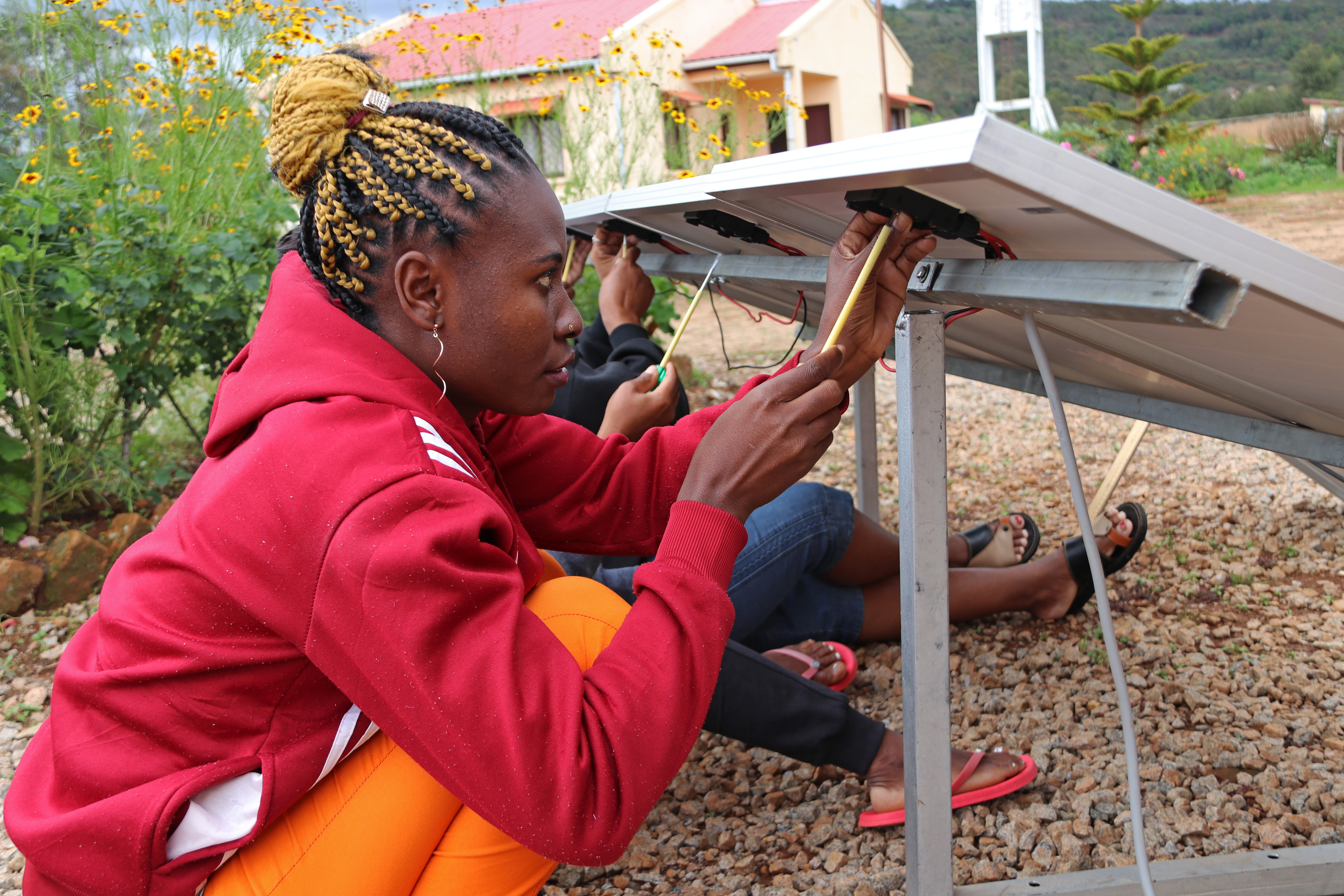 Zwei Studierende die an der Istallation eines Solarpanel arbeiten