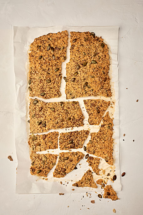 Ein zerbrochenes Knäckbrot auf einem Bachpapier