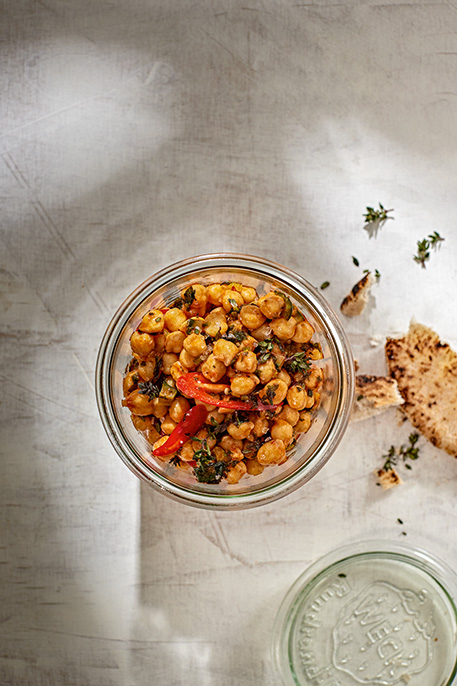 Eine Schale mit Kichererbsen Harissa Salat