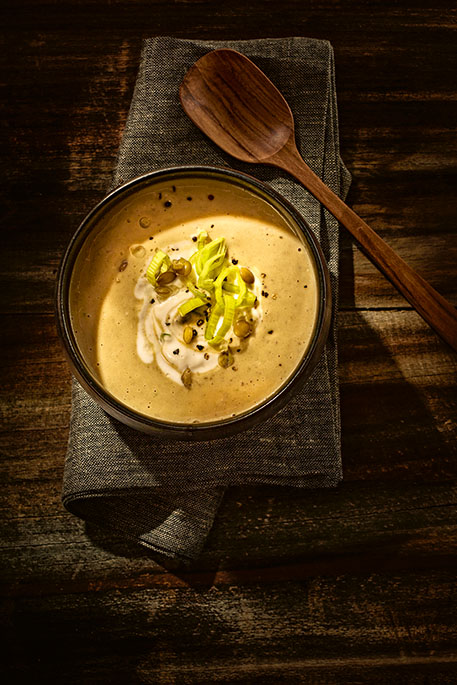 Eine Marroni-Linsen Suppe in einer schwarzen Schale 