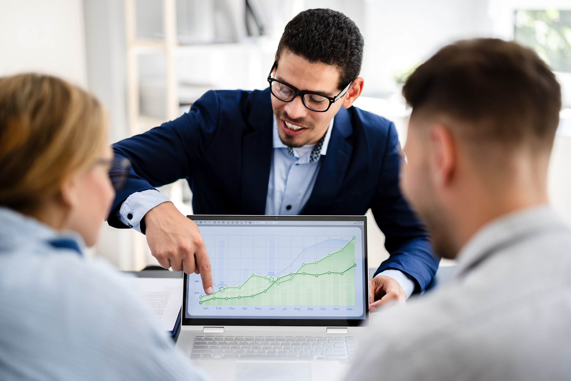 Ein junges Pärchen bei einem Beratungsgespräch bei einem Bankberater