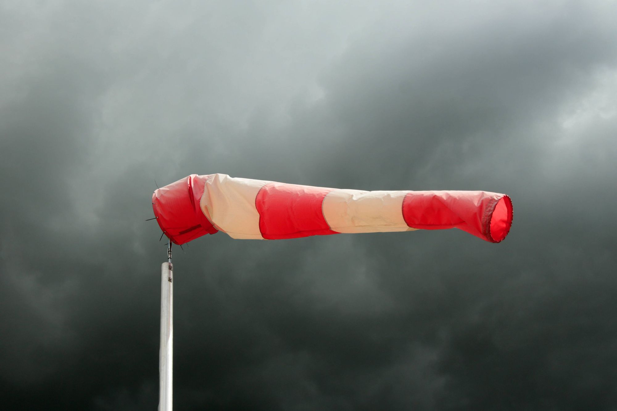 Bedrohlich schwarze Wolken und Sturmböen