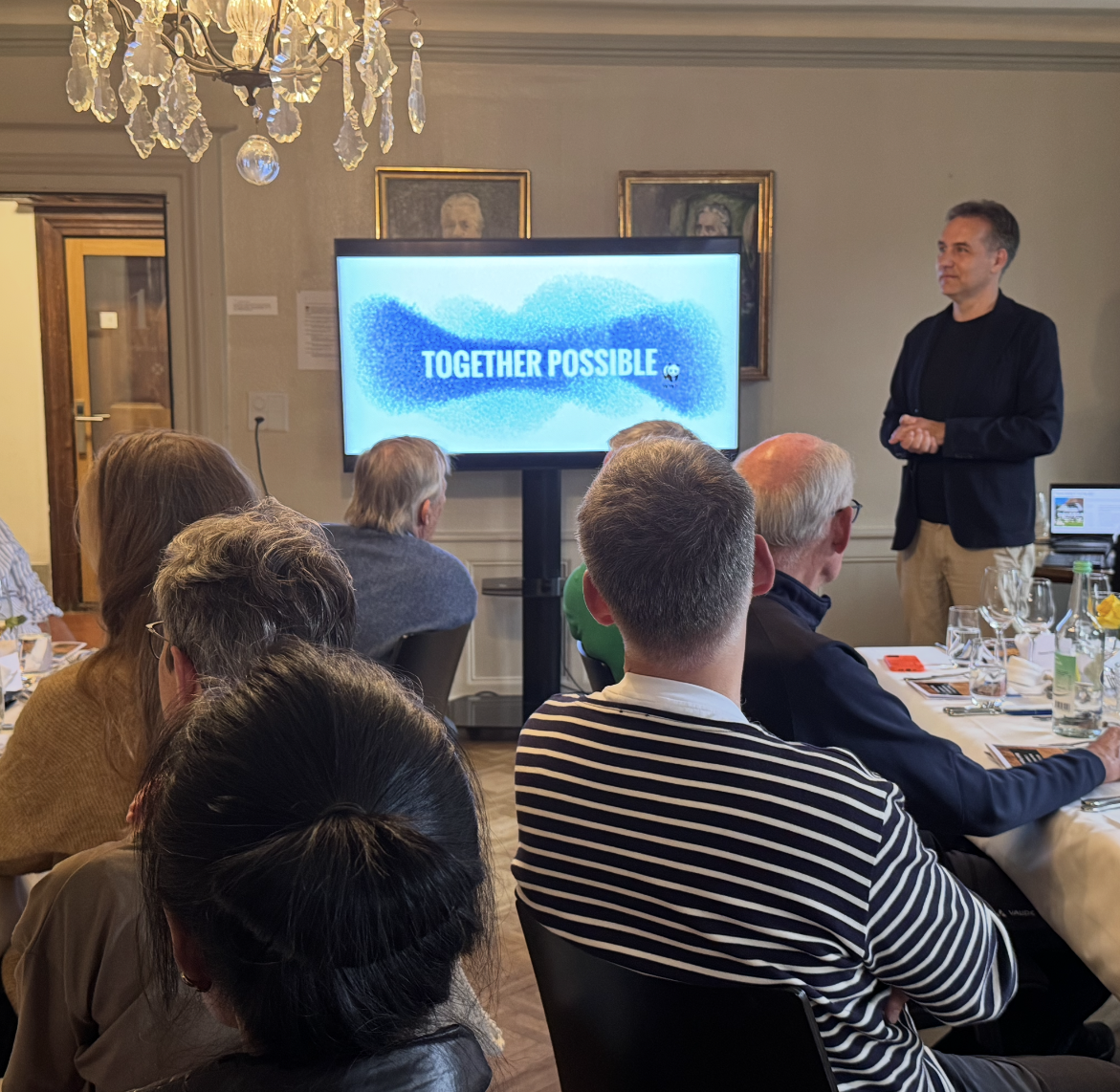 Thomas Vellacott hält eine Präsentation am Circle for Nature