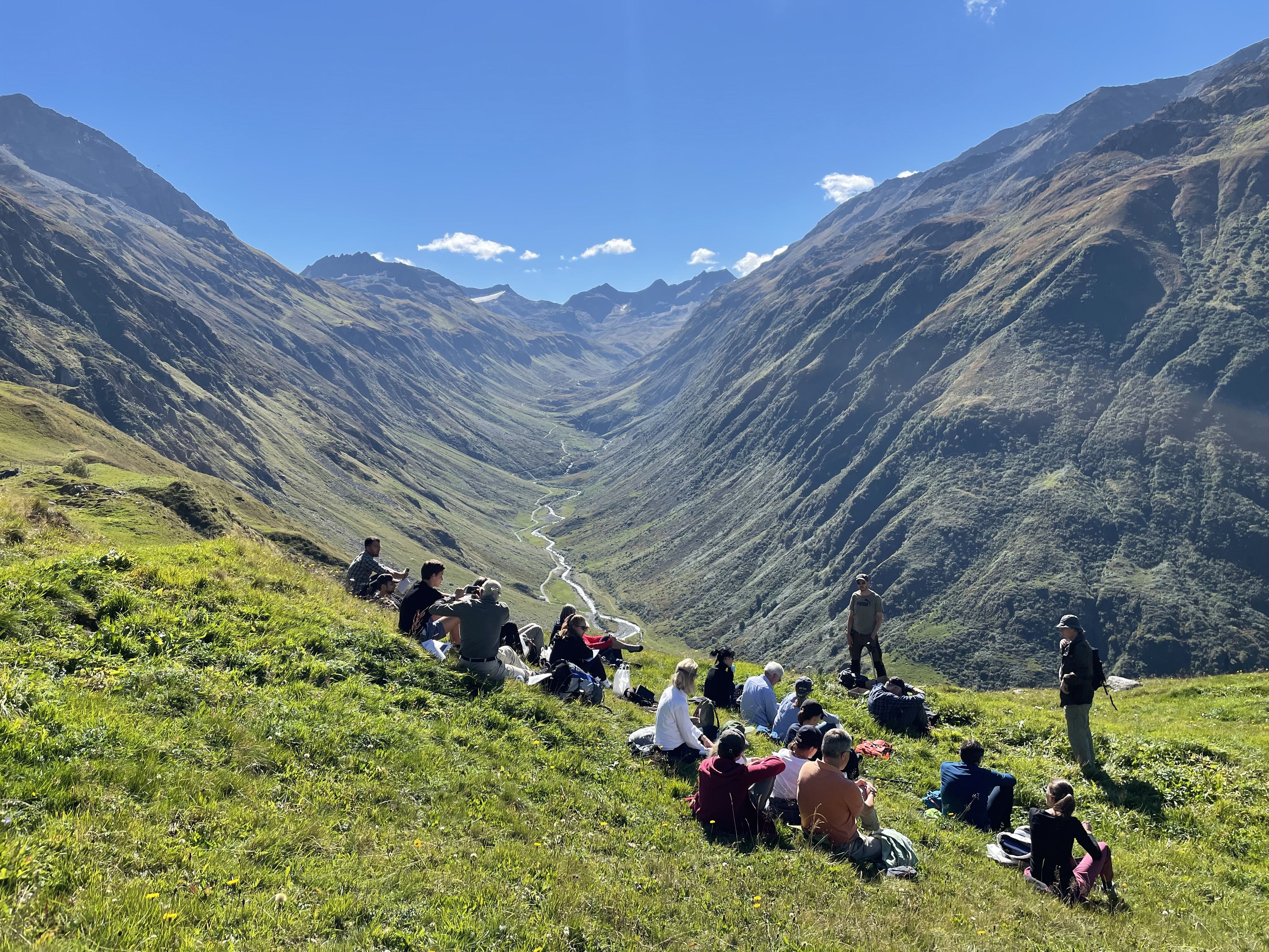 Personen machen Pause in den Bergen (Circle for Nature)