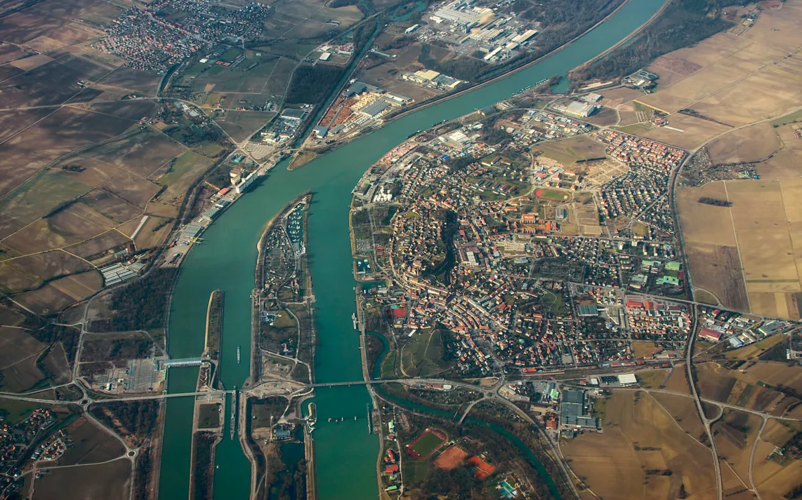Kraftwerk Vogelgrun im Elsass aus der Vogelperspektive, Frankreich
