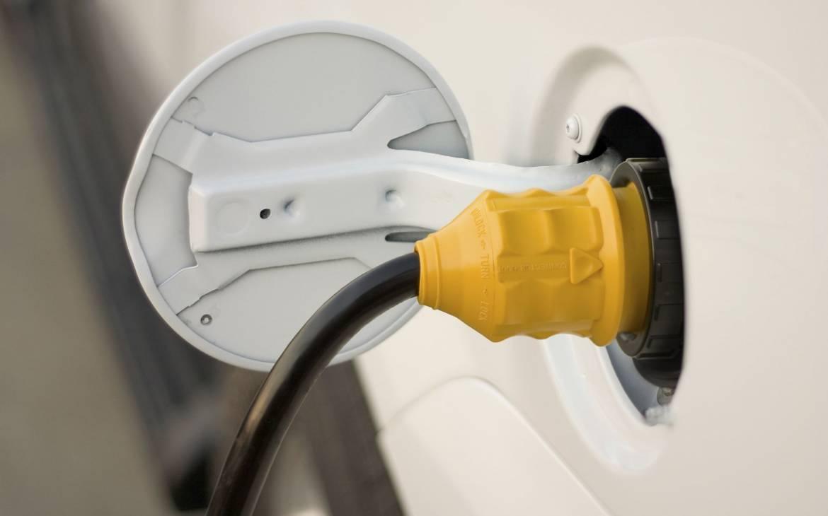 Elektrisches Auto bei der Ladung
