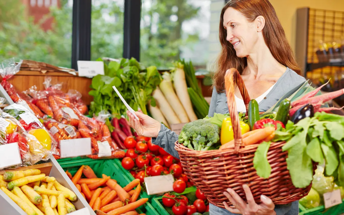 Donna con la lista della spesa di acquisto verdure